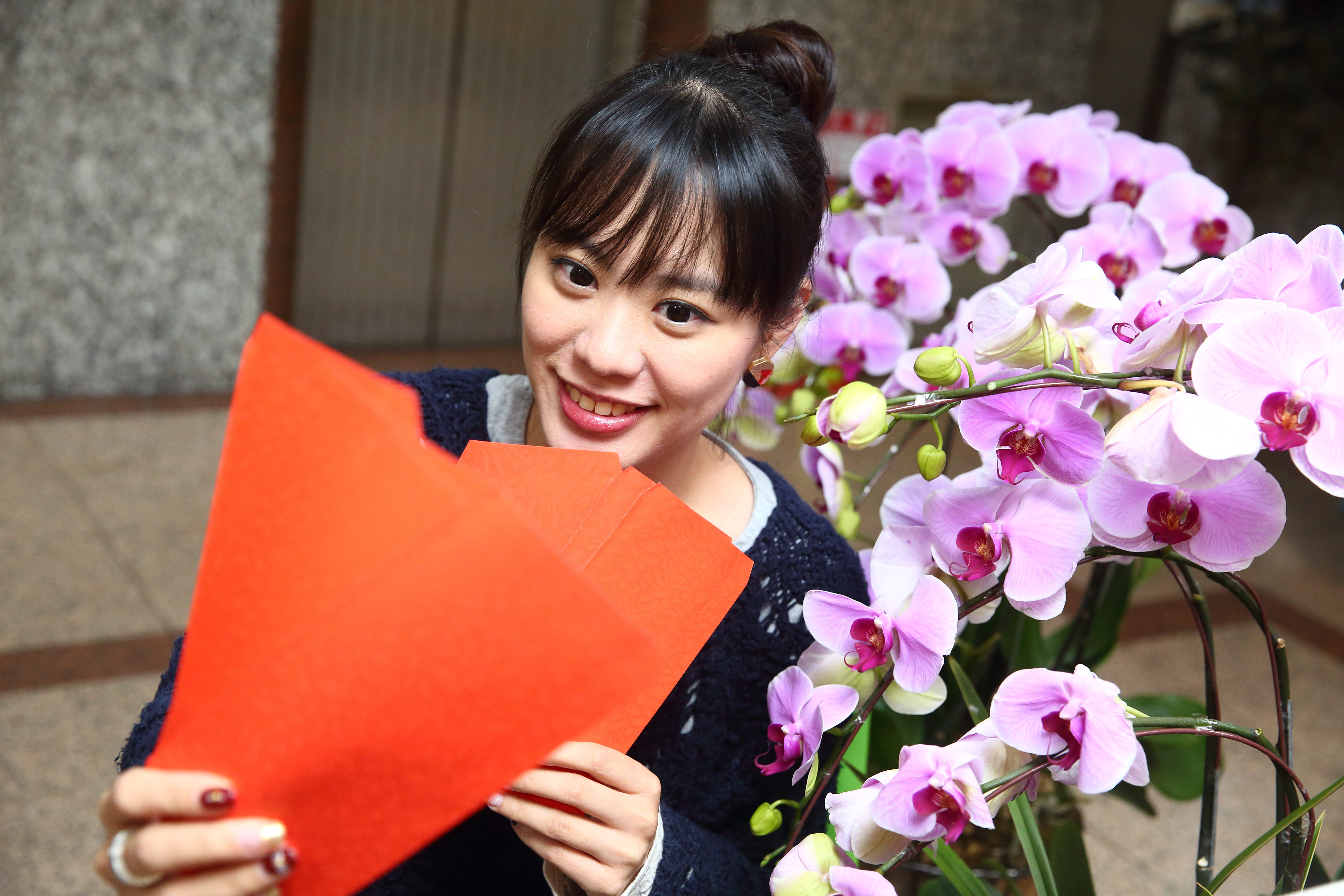 過年紅包金額大致掌握「雙位數」及「諧音」2大原則，紅包袋千萬別對折、封口。（本刊資料照）