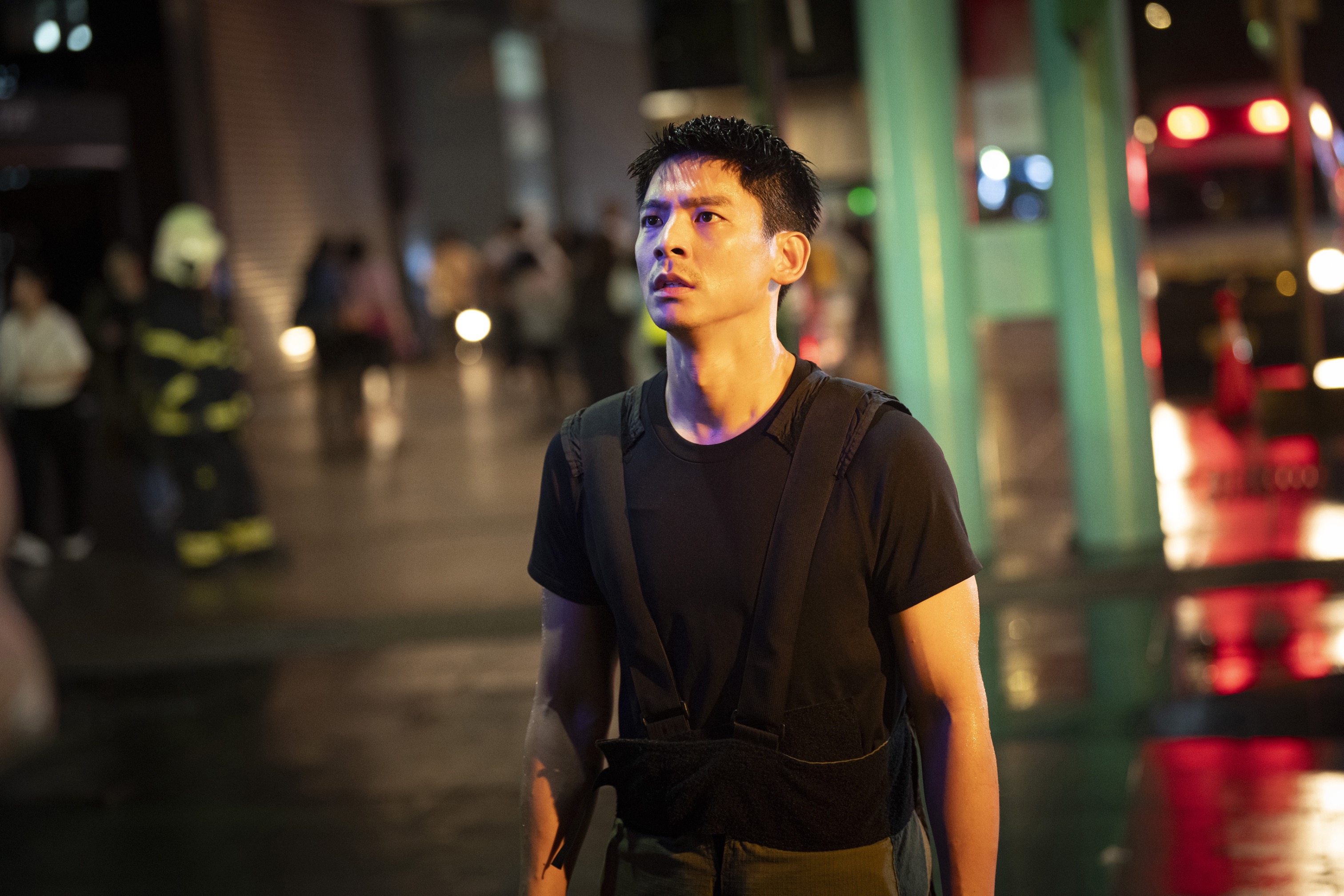 《96分鐘》封鎖台北信義區街道拍包括林柏宏等人的夜戲，現場動員上千名臨演與工作人員。（華影提供）