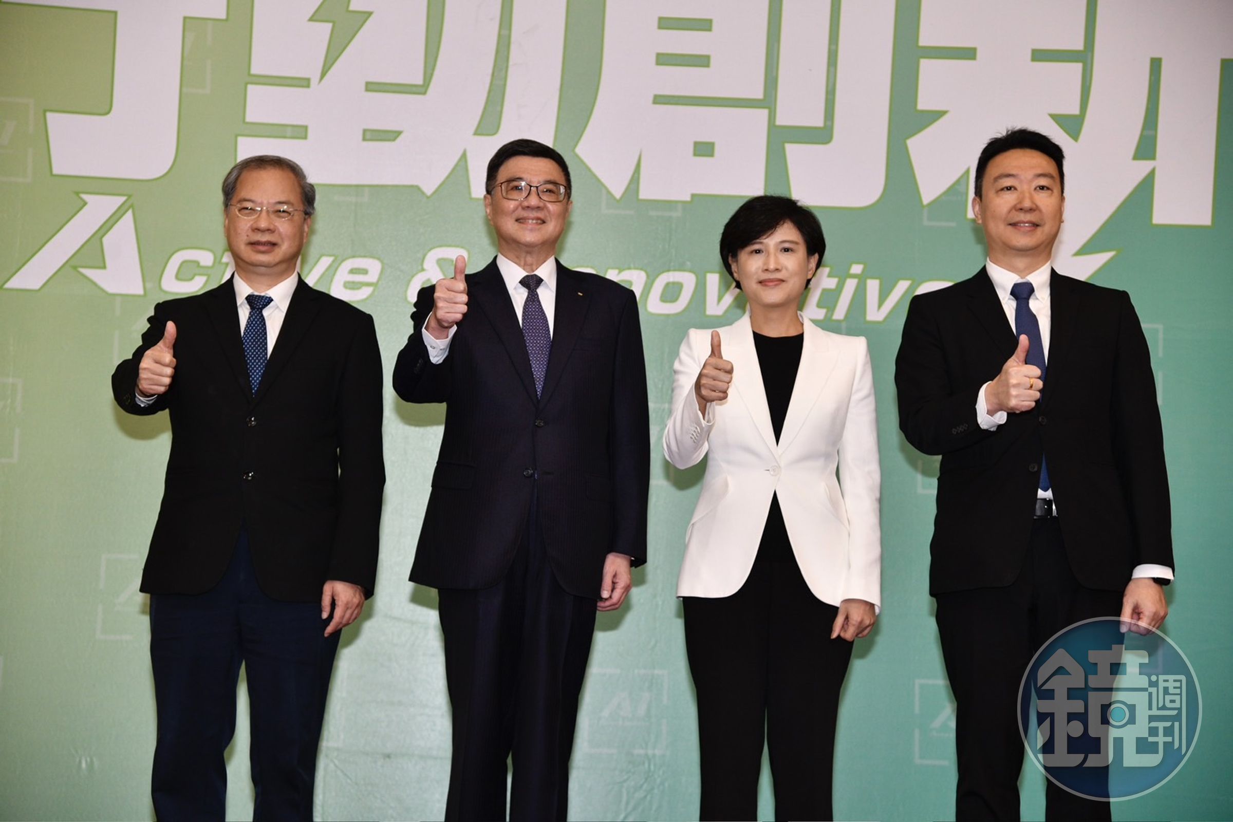 鄭麗君(右2)家族遭國民黨出面指控「賺紅錢」。