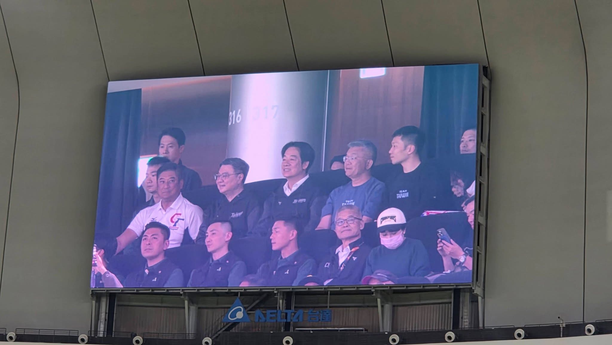 總統賴清德（中）驚喜現身大巨蛋觀賽。由左而右依序為辜仲諒、卓榮泰、賴清德、蔡其昌、李洋。（讀者提供）