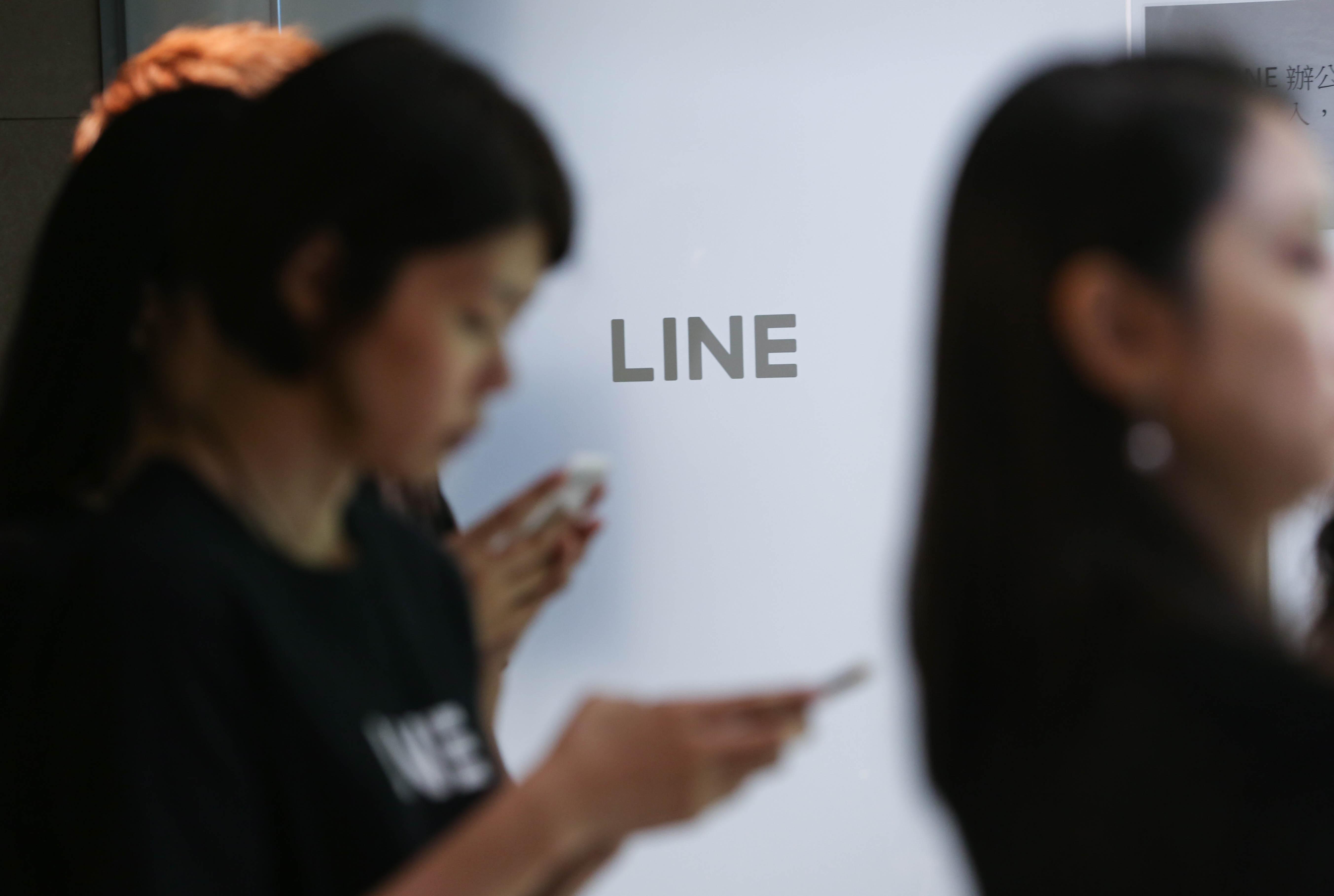 過去有許多人的家庭LINE群組都命名為「我們這一家」，不過隨著時代改變，有越來越多人會以家中的毛小孩來命名。（示意圖，本刊資料照）