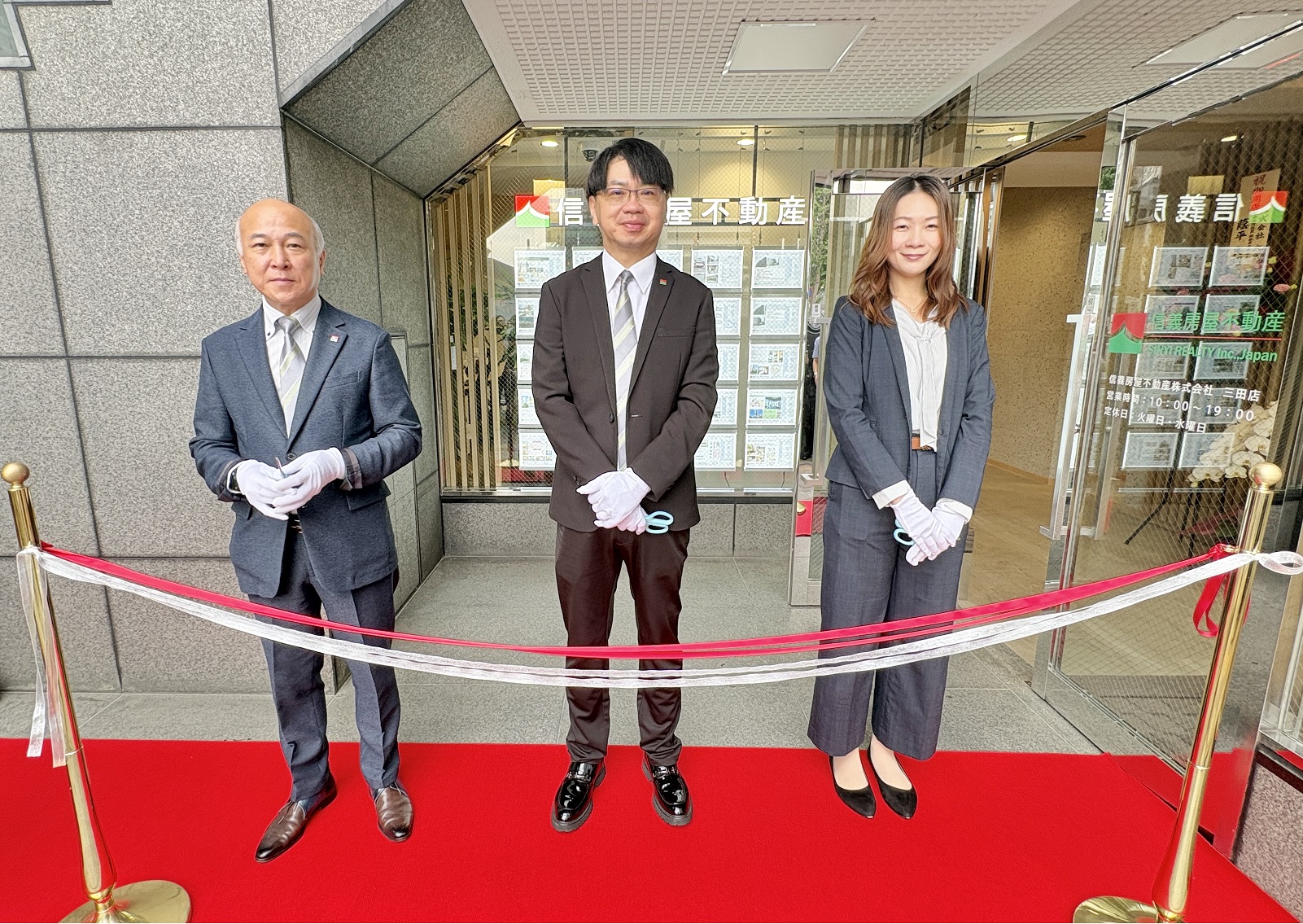 信義房屋不動產株式會社東京第二家路面店三田店正式開幕,由信義企業集團關係企業處副總經理信泓浚(中)、社長何偉宏(左)及店經理李佳蓉剪綵。(信義房屋提供)