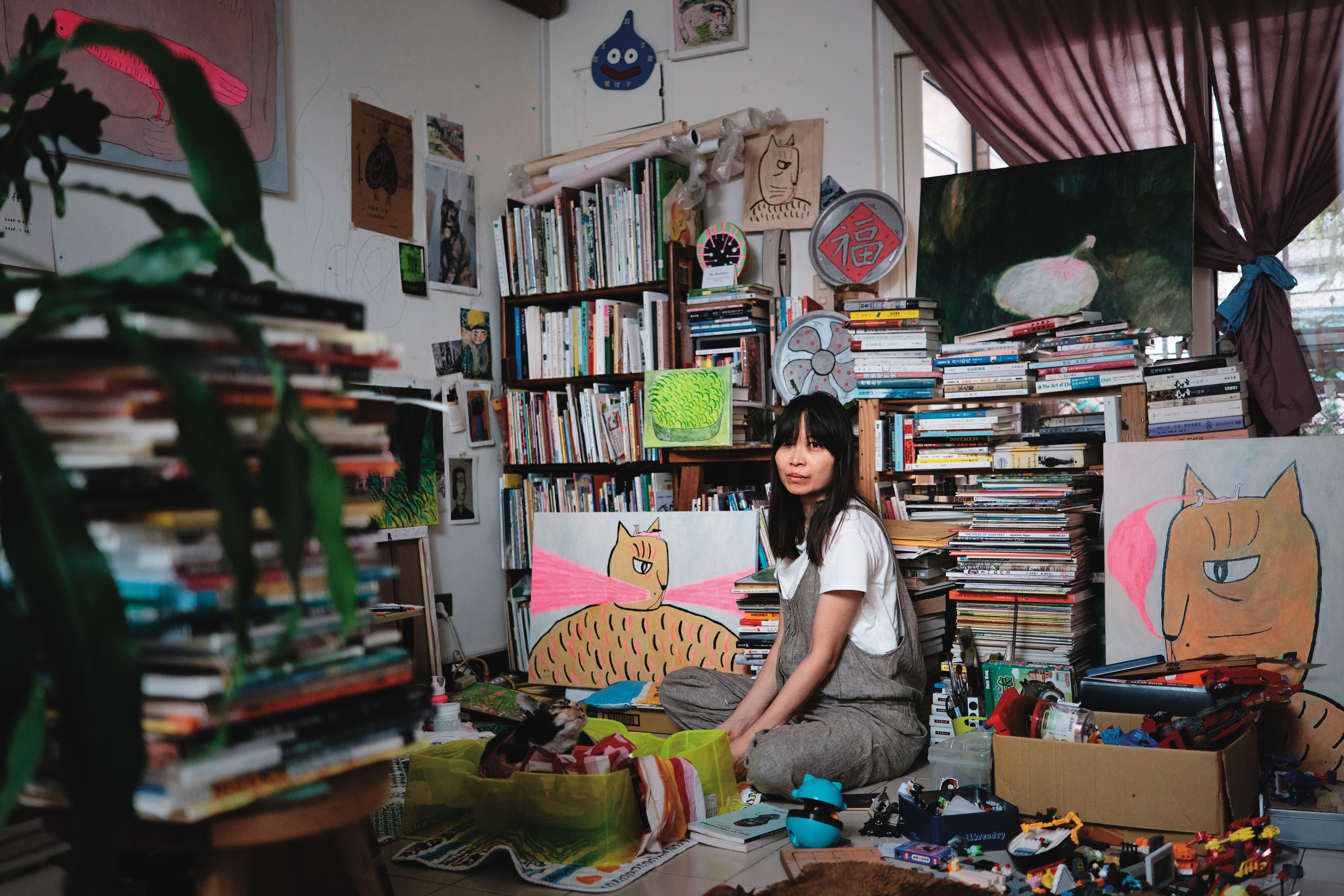 馬尼尼為的家。因為先生調派國外，馬尼尼為終於有了自己創作的空間，兒子的玩具和她的作品自由自在散落在家裡，誰也不會被罵。