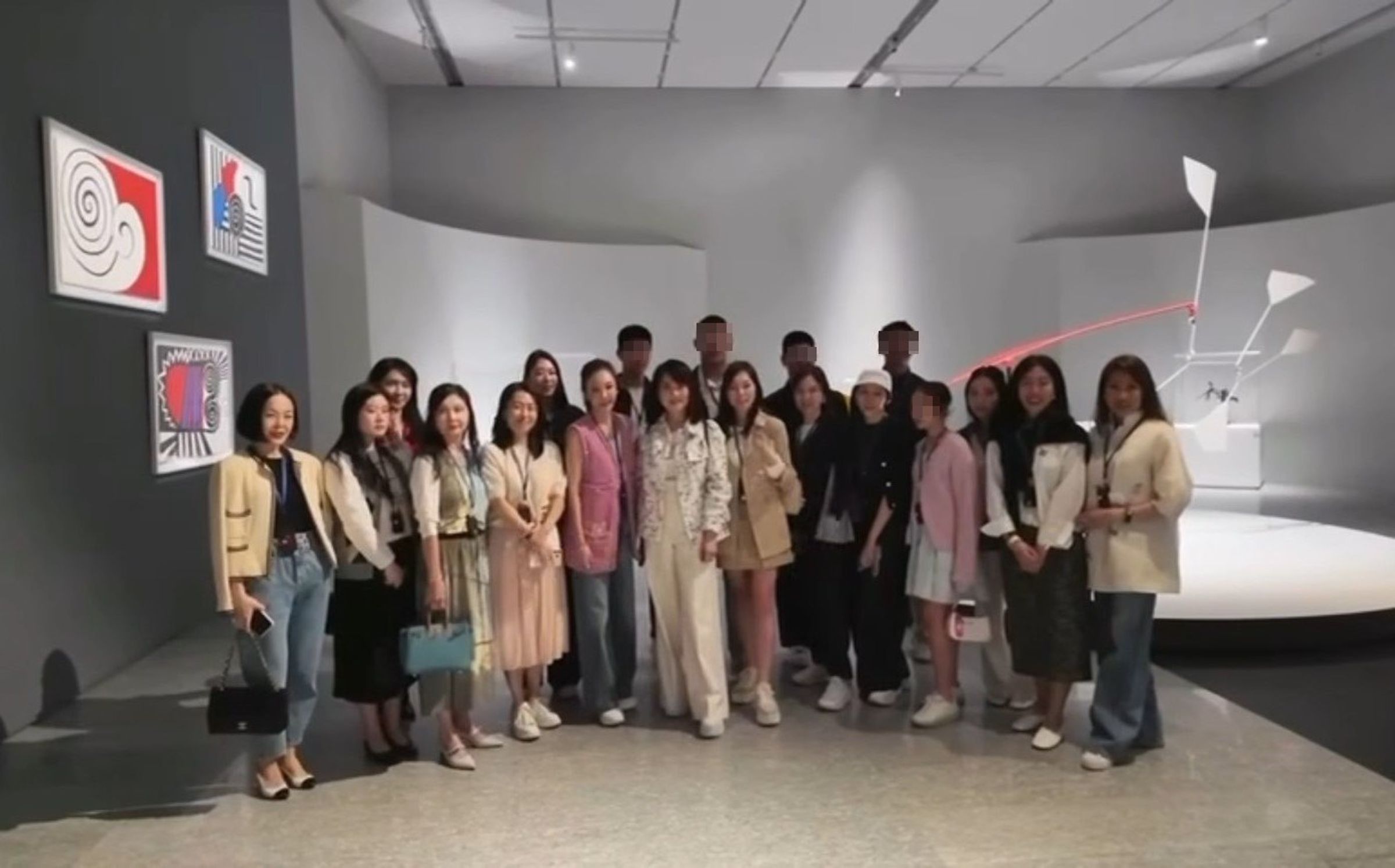 蔡依珊(前排右六起)、曾馨瑩、翁美慧等人在富邦美術館合影,蔡依刪的兒子也在其中。(翻攝蔡依珊臉書)