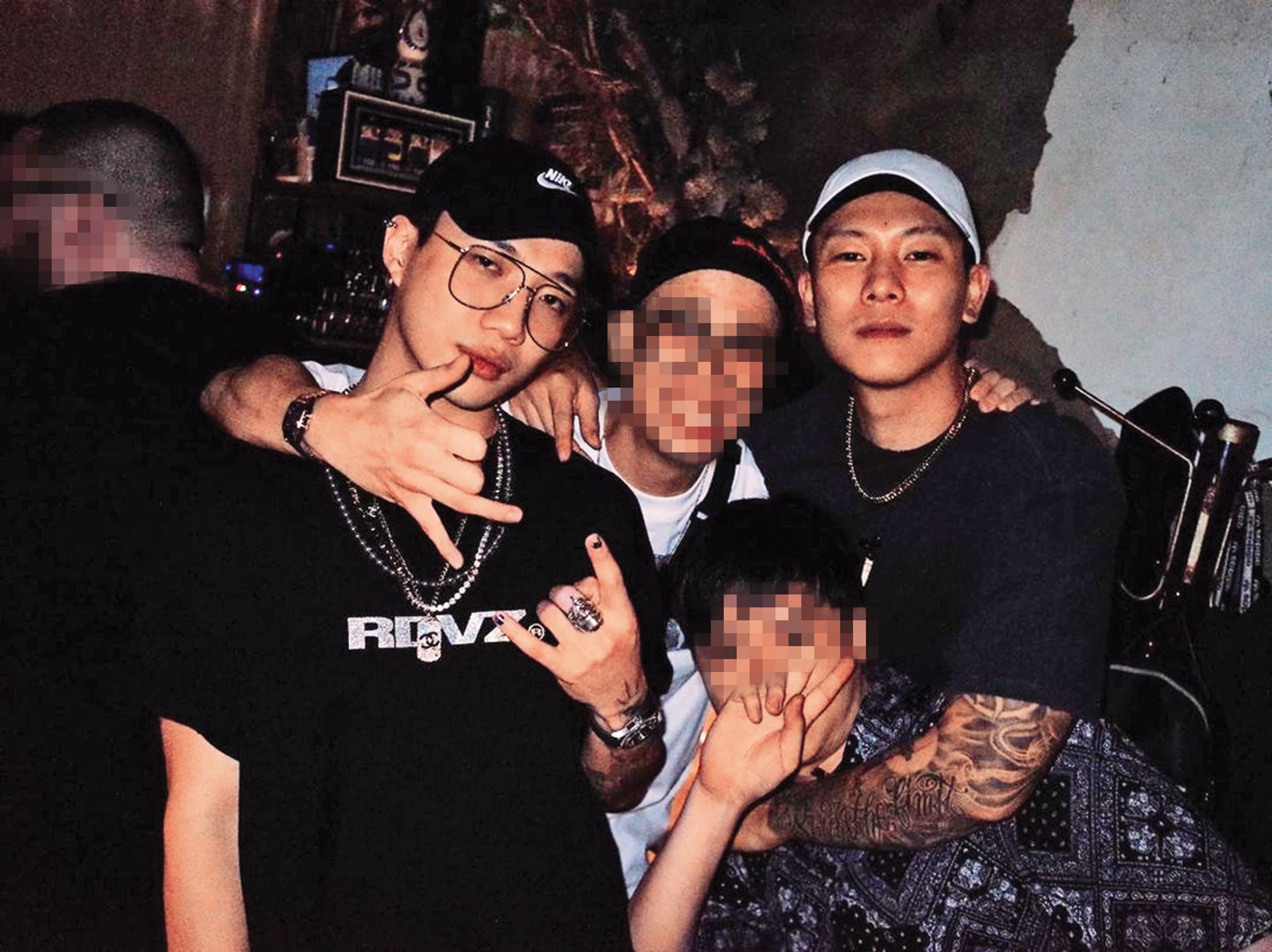 之前瘦子（右一）與ØZI（左一）等人聚會，不過後來被發現瘦子已取消關注ØZI。（翻攝自瘦子IG）