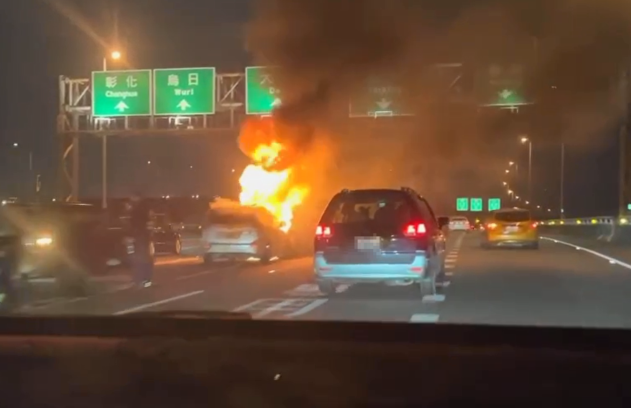 從曝光畫面顯示,事故引發火燒車,火勢相當猛烈。(翻攝畫面)