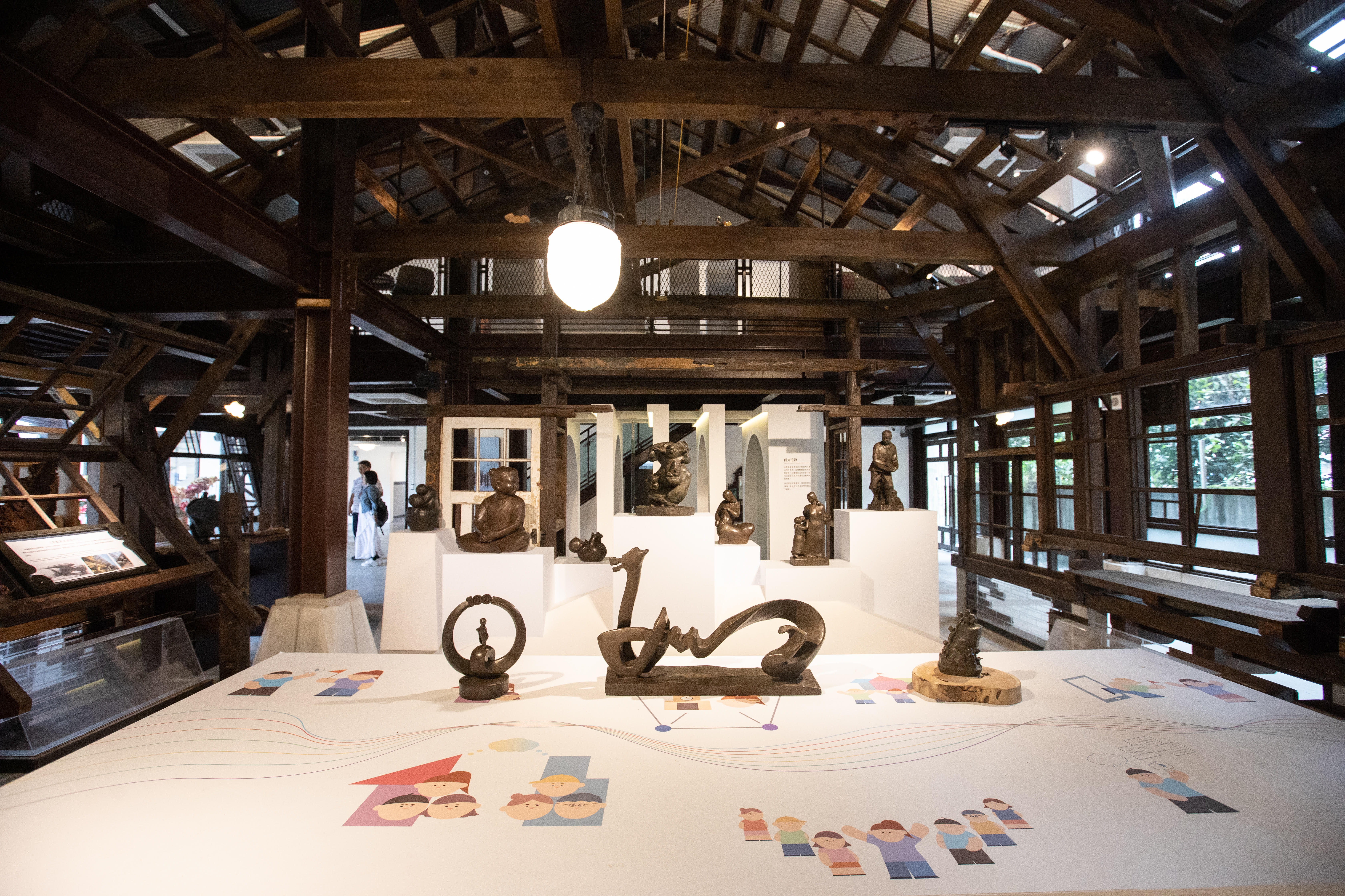 軍補庫房成為現代的文創展演空間，有張耀煌、陳紹寬等人的作品，包括銅雕、石雕、木雕、瓷器和日本很受歡迎的公仔，讓不同年齡層的人都可以適合欣賞。