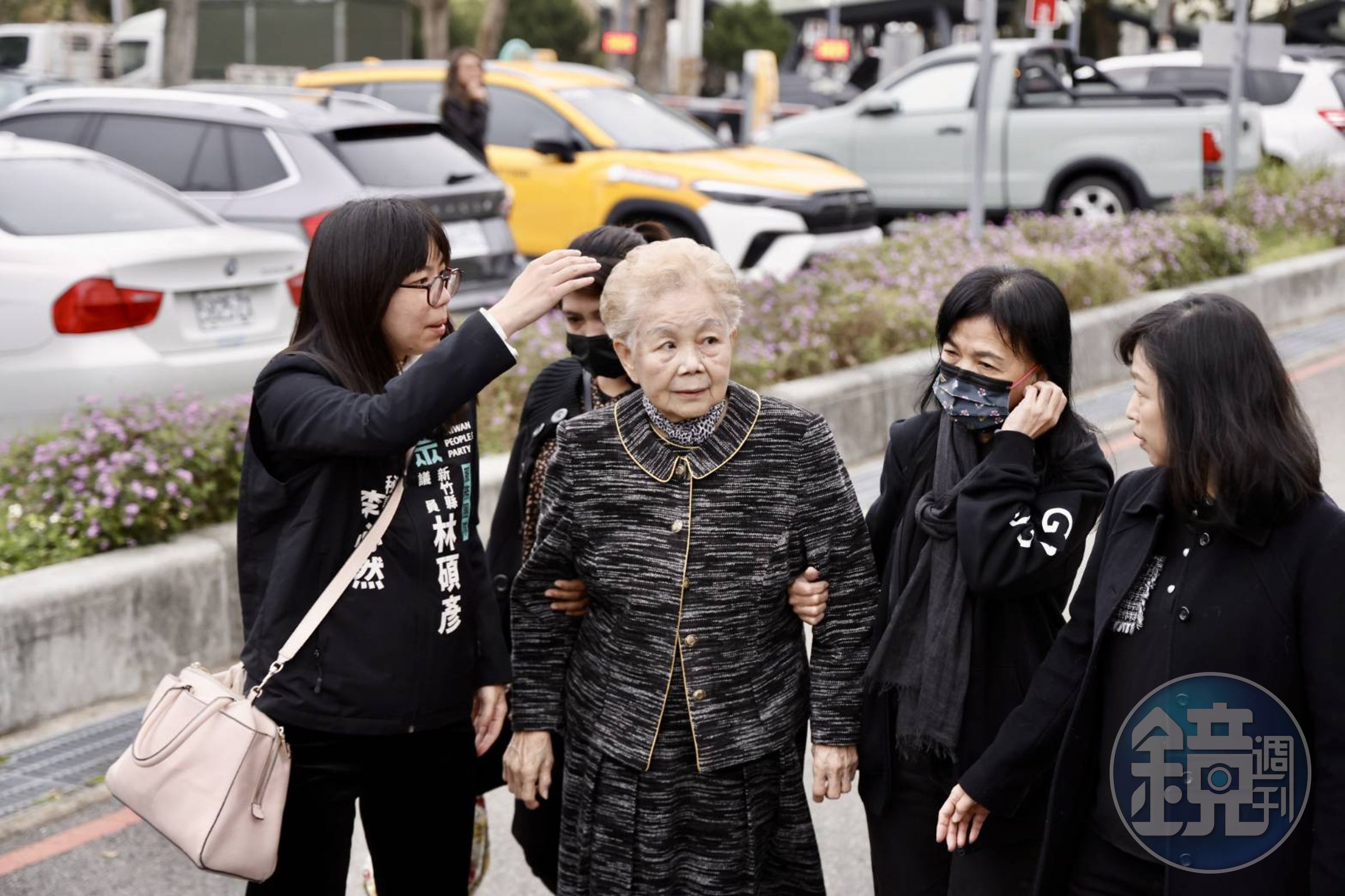 柯文哲的母親回應媒體提問,表示柯文哲能待多久並非她能決定的。