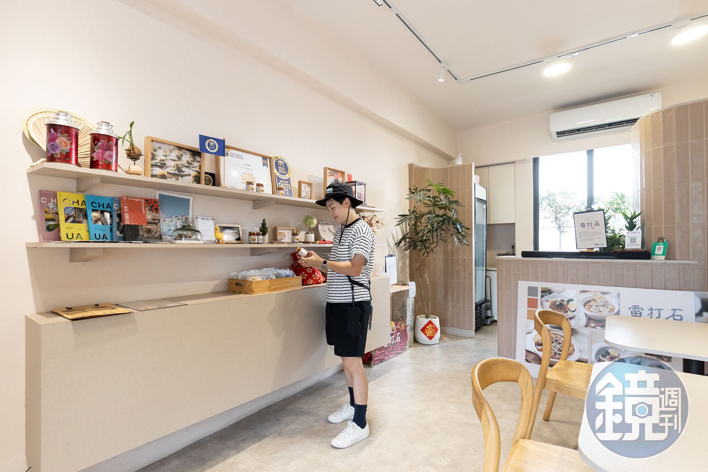 店內提供拌麵、砂鍋煲等餐點,讓客人直接品嘗辣椒醬做成的美味料理。
