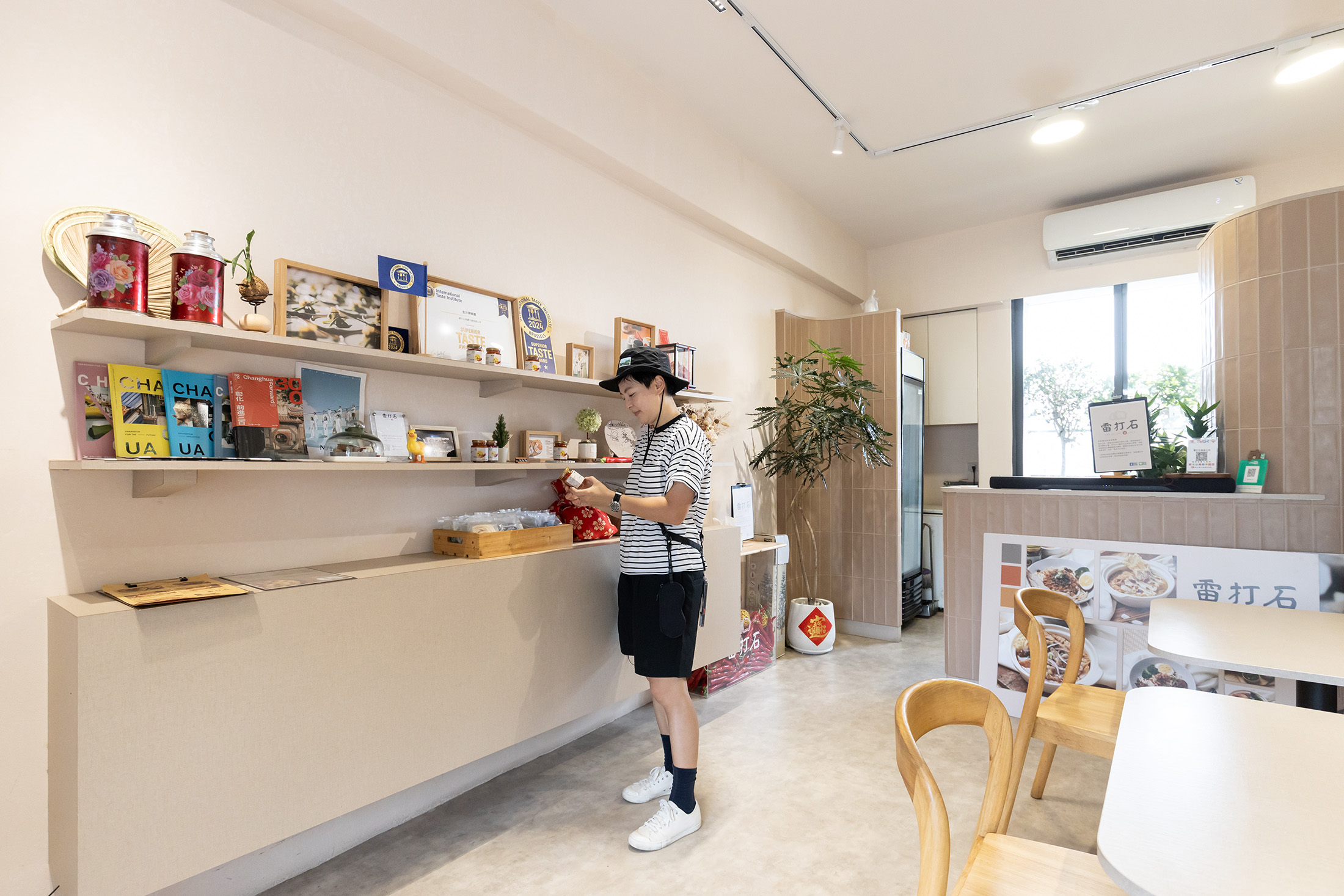 店內提供拌麵、砂鍋煲等餐點，讓客人直接品嘗辣椒醬做成的美味料理。