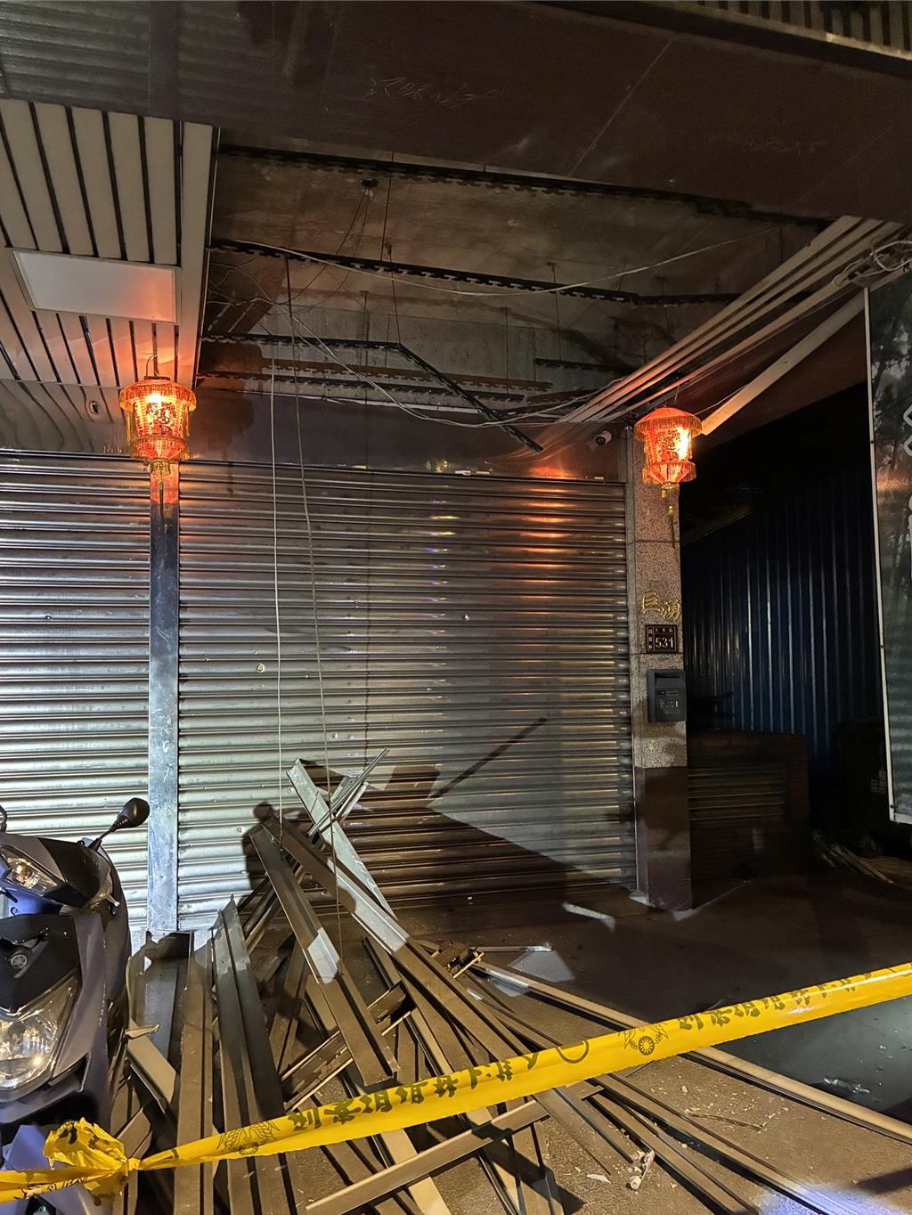 爆裂物威力導致騎樓天花板掉落,21歲的施男則在犯案後前往派出所自首。(翻攝畫面)