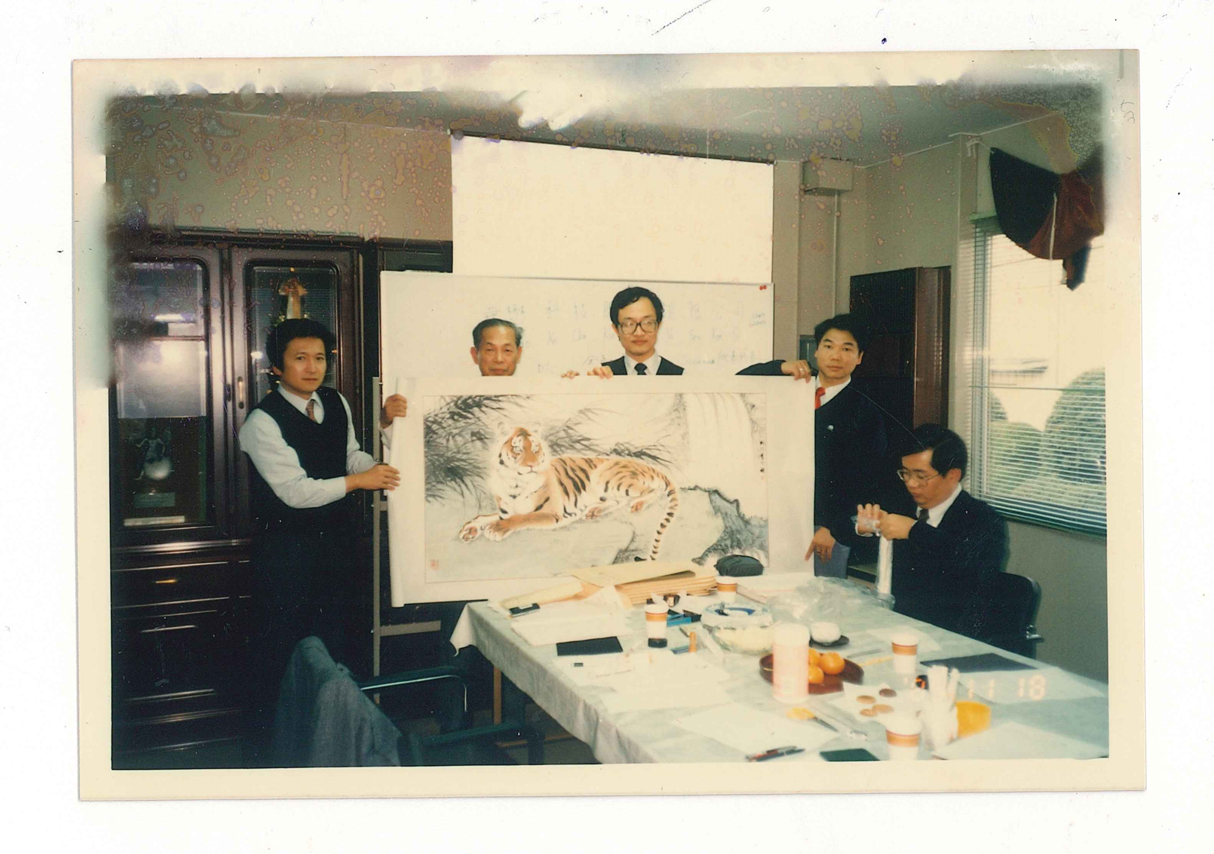 30多年前鄭石治(右2)到日本親自拜訪西部技研社長(左2),二人緊密合作至今。(華懋提供)