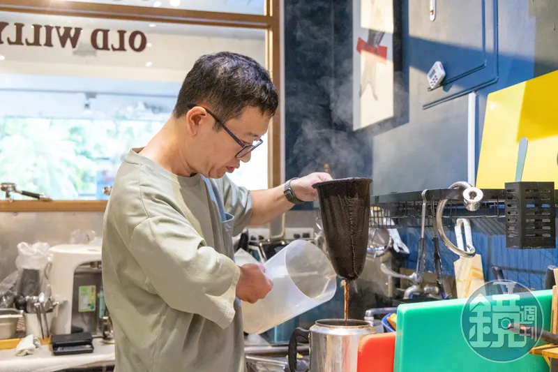 港珠寶商來台賣奶茶2／英國名校碩士　手握千萬珠寶卻不想再為有錢人打工　靠一台偉士牌過活