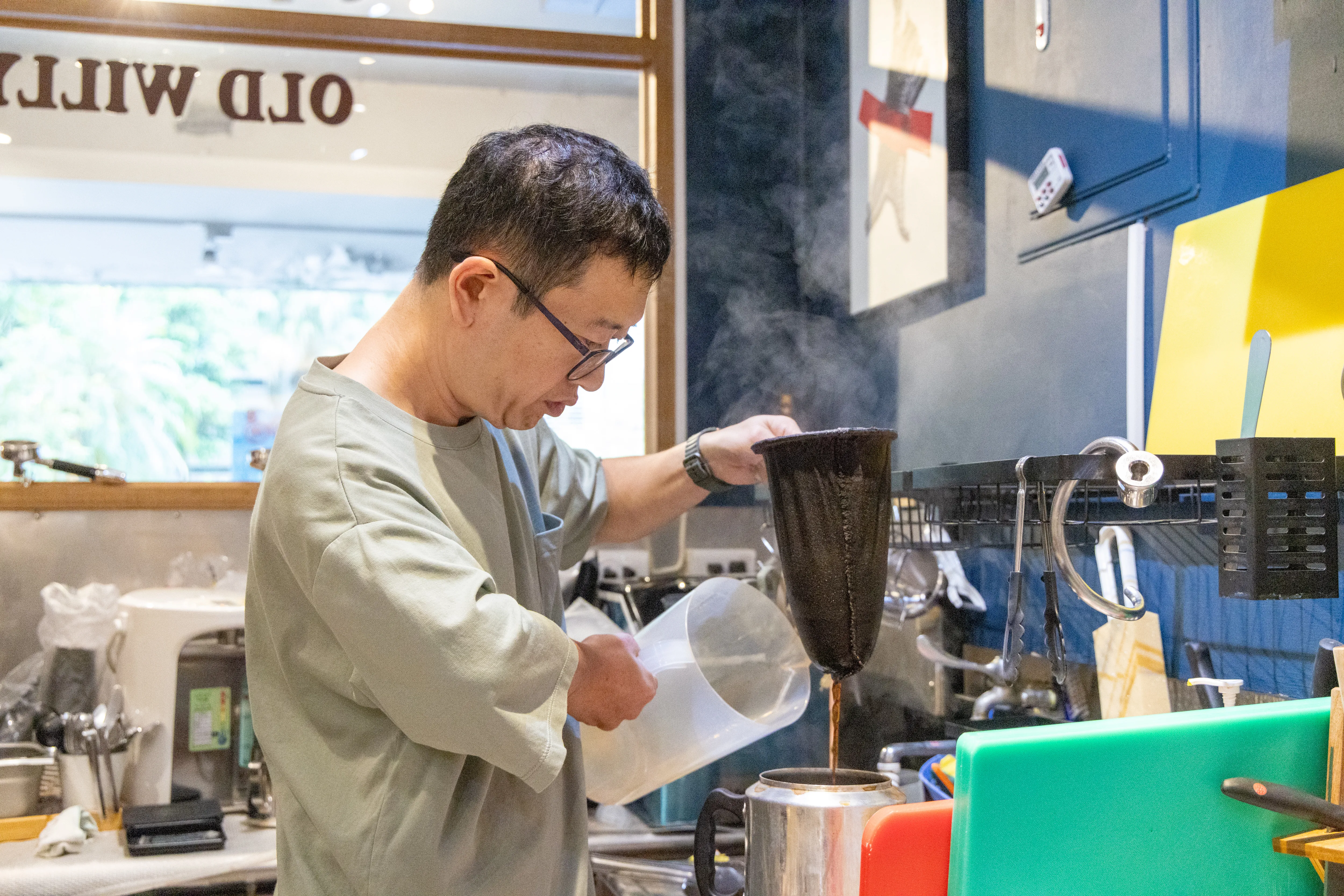 港珠寶商來台賣奶茶2／英國名校碩士　手握千萬珠寶卻不想再為有錢人打工　靠一台偉士牌過活