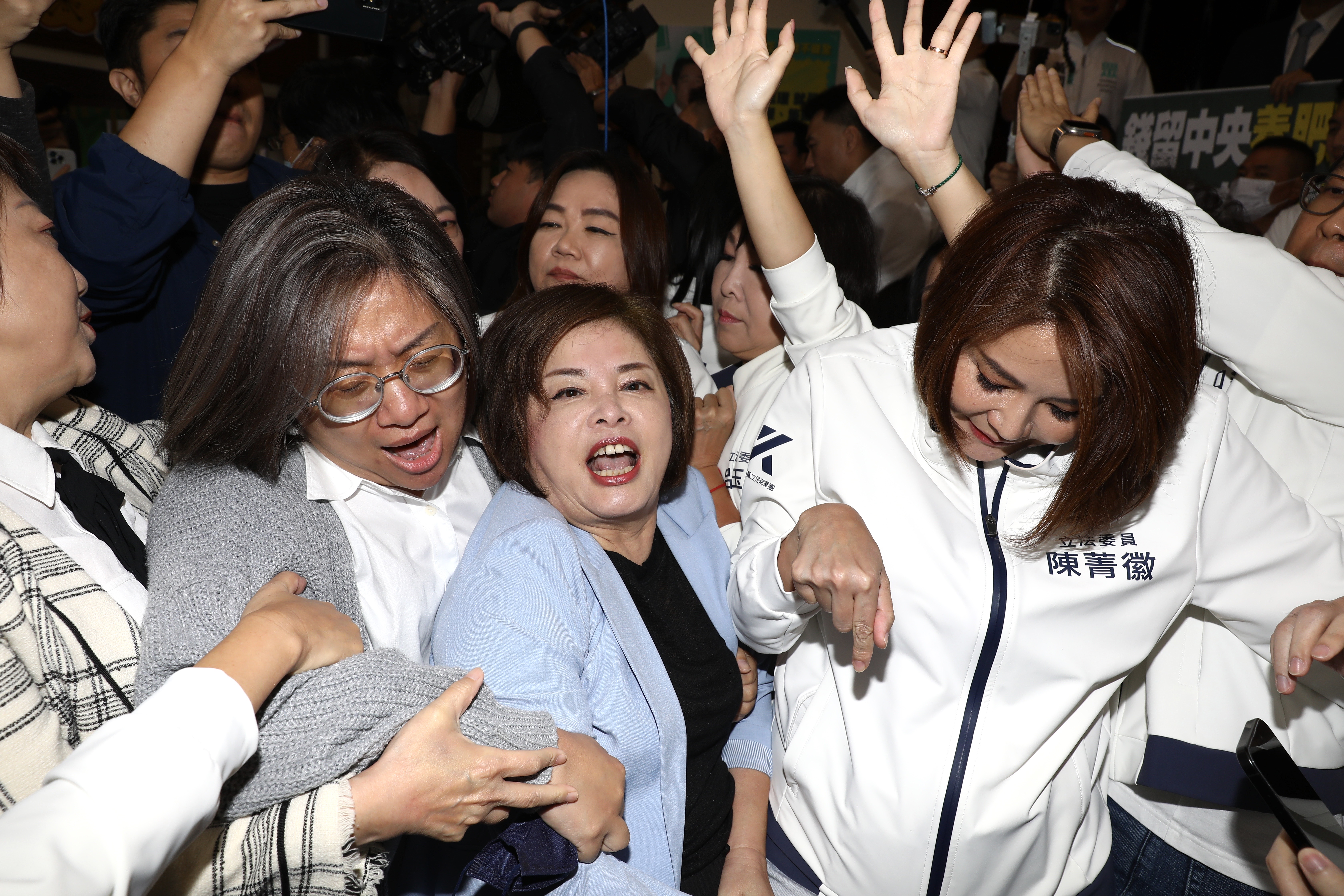 朝野立委今為《財政收支劃分法》修法議題爆發激烈肢體衝突。