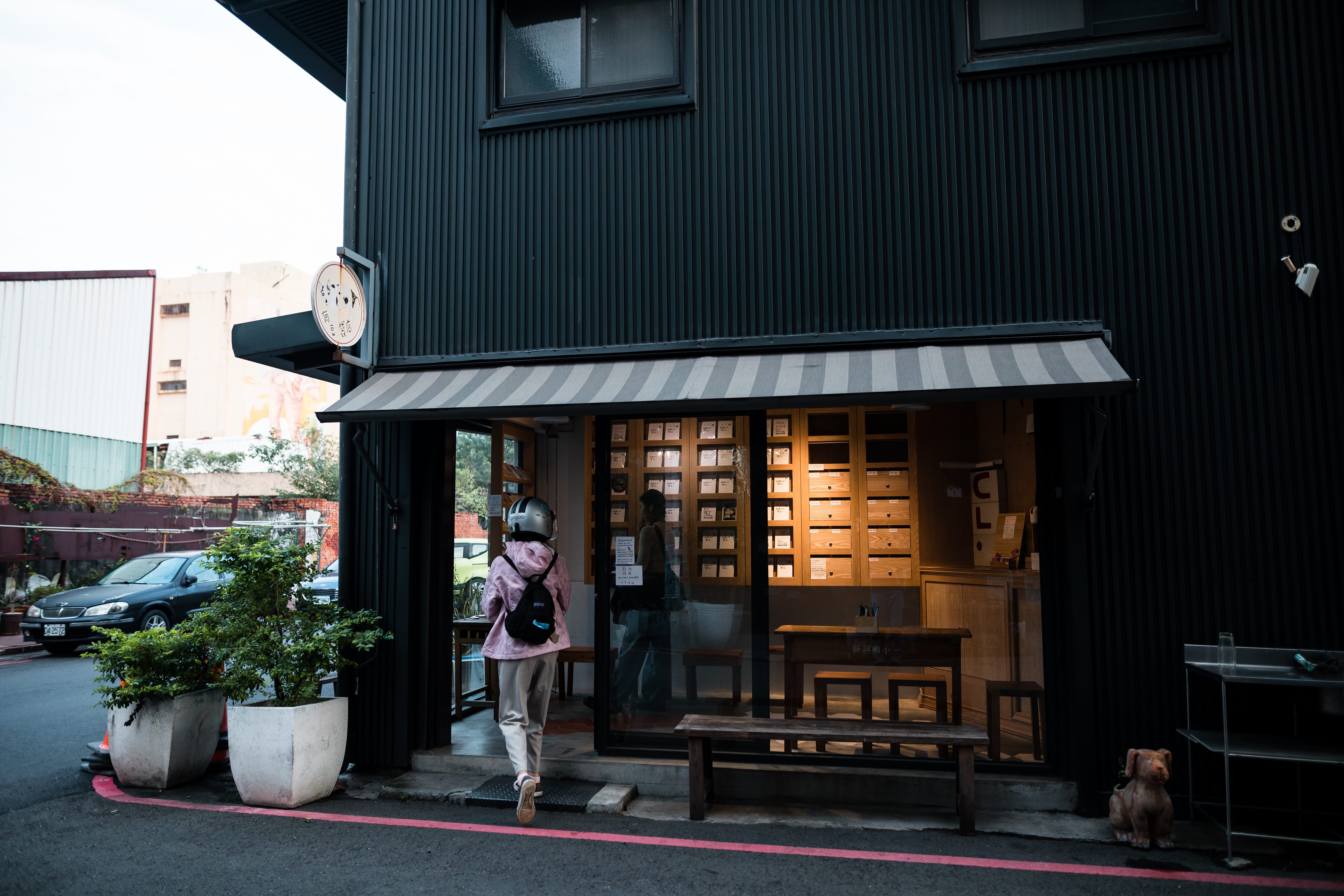李瑾倫的明信片小店只賣一款「____直到世界末日那天」句型的明信片,「愛爸爸媽媽直到世界末日那天」,「吃美食直到世界末日那天」,「旅行直到世界末日那天」,客人可以請團隊在指定的日期將卡片寄出去。