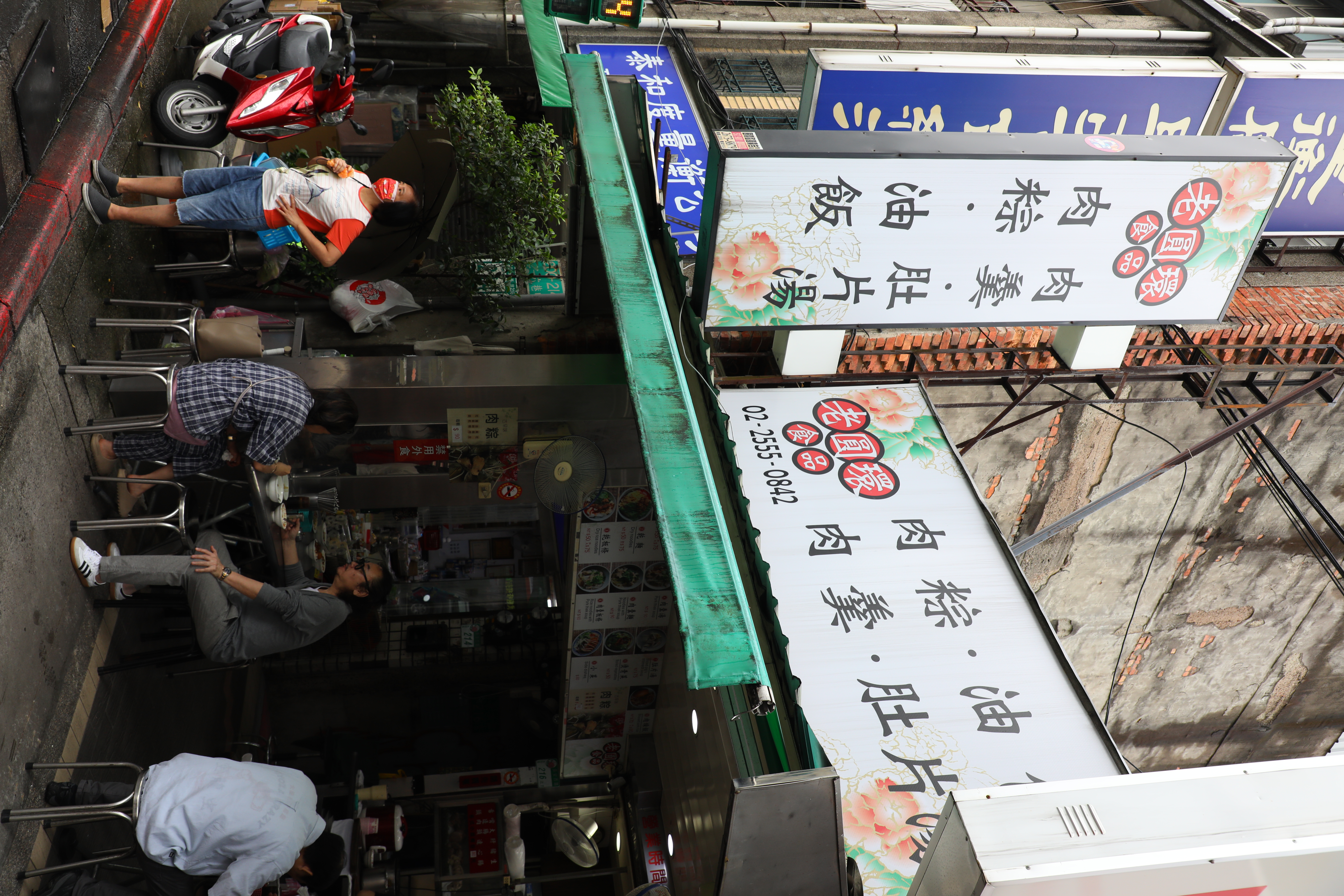 開在台北長安西路上的「老圓環食品」,也算是跟圓環有關的肉羹老店。