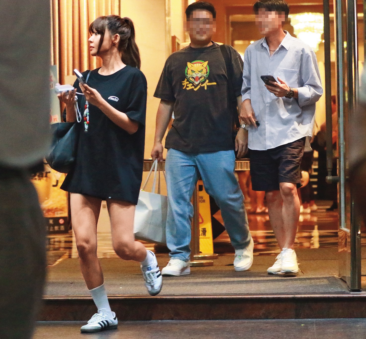 23:35,陳怡叡(左)離開時,男友Steven(右)與友人也同行,最後小倆口單獨離去。