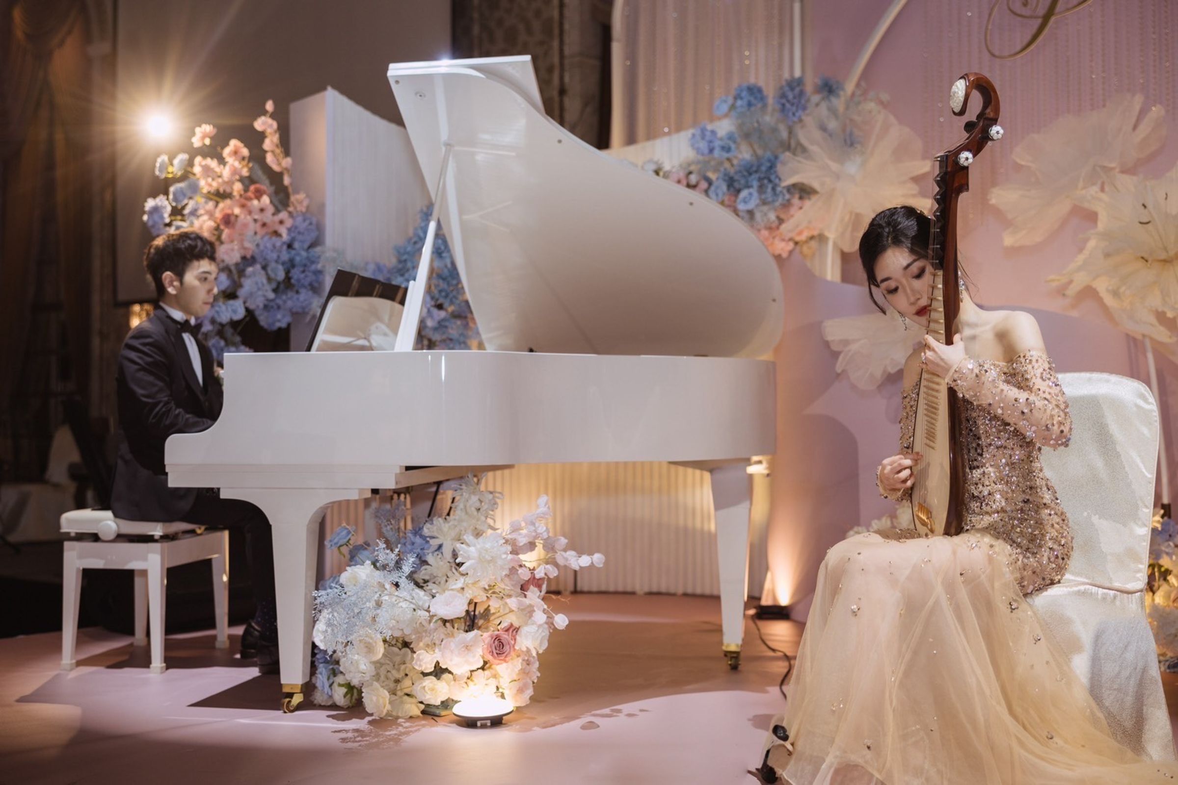 新人展現琴藝表演,新郎彈鋼琴、新娘彈琵琶甜蜜合奏改編曲「茉莉芬芳」。(新人提供)