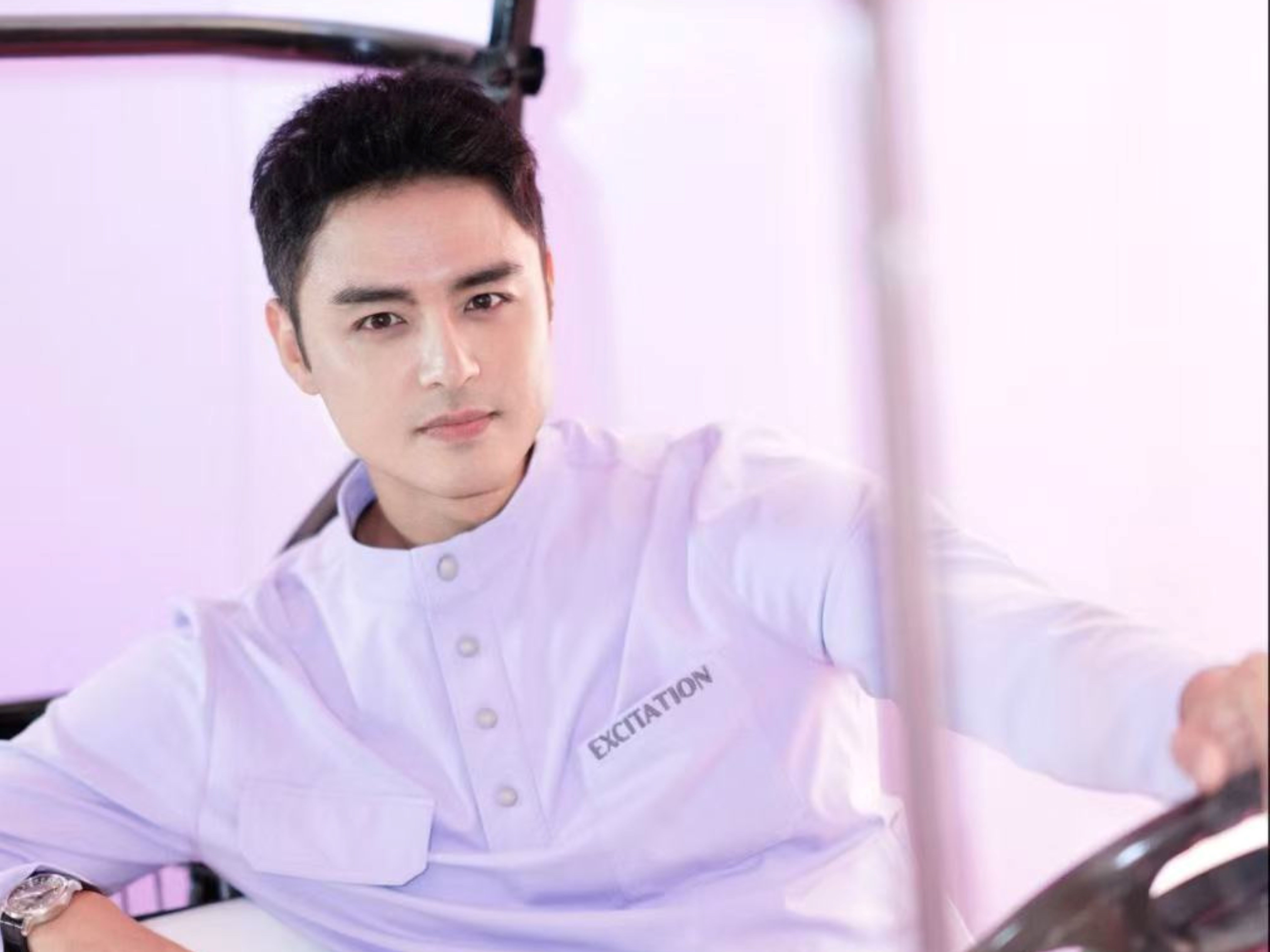 明道以「陪伴式-真誠對話」與直播間觀眾分享生活，圈粉Z世代。（恆星娛樂提供）