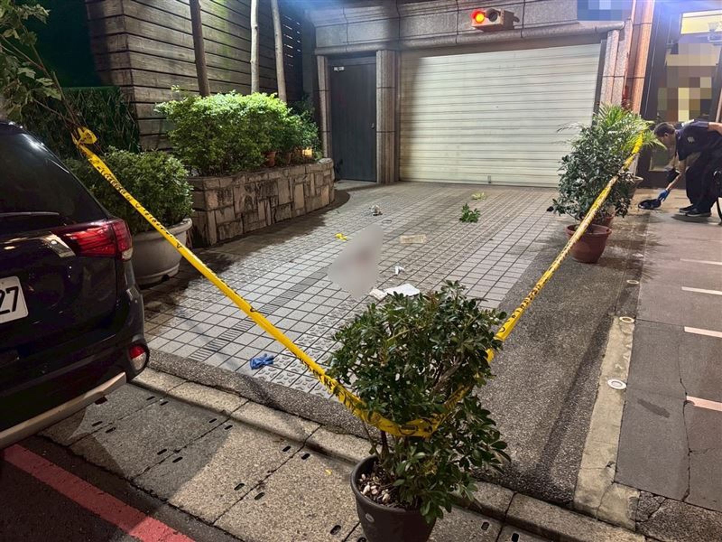 三重一名男子昨日晚間持刀挾持前女友至頂樓,在警方面前墜樓身亡。(翻攝畫面)