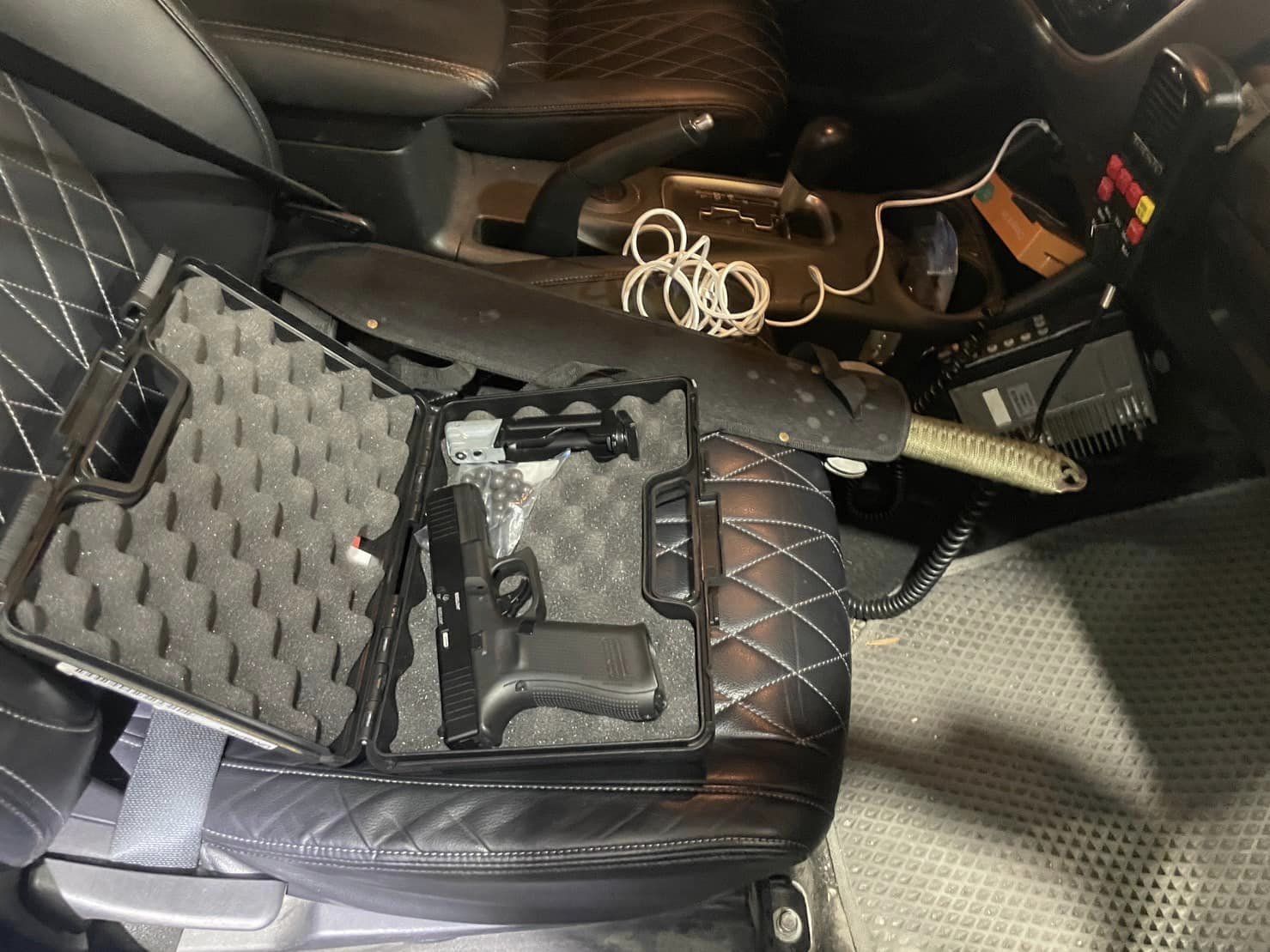 新北市議員邱婷蔚5日碰上行車糾紛，對方亮槍恐嚇，態度囂張。（翻攝邱婷蔚臉書）