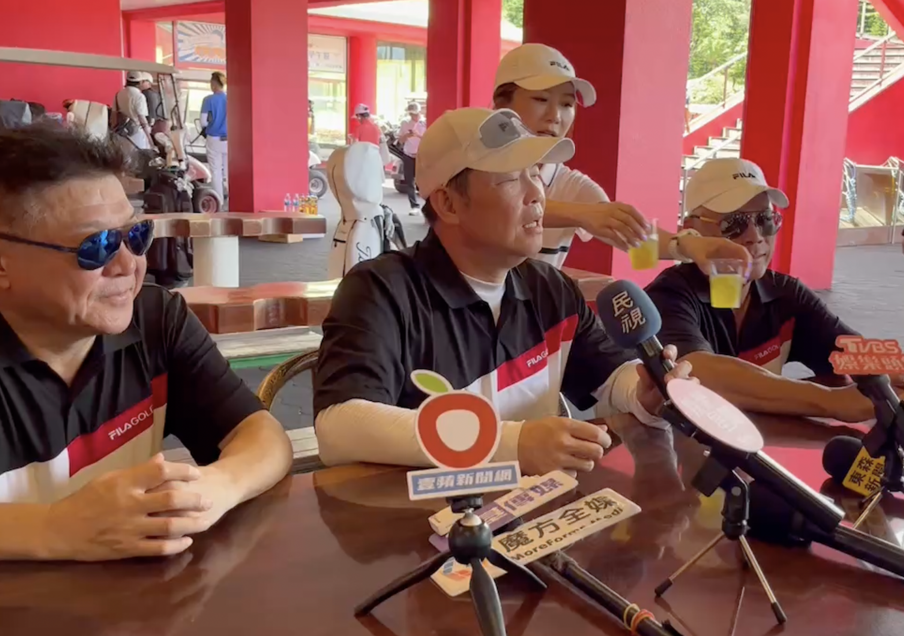 姜育恆（左起）、曾國城、巫啟賢現身林口高爾夫球場。（讀者提供）