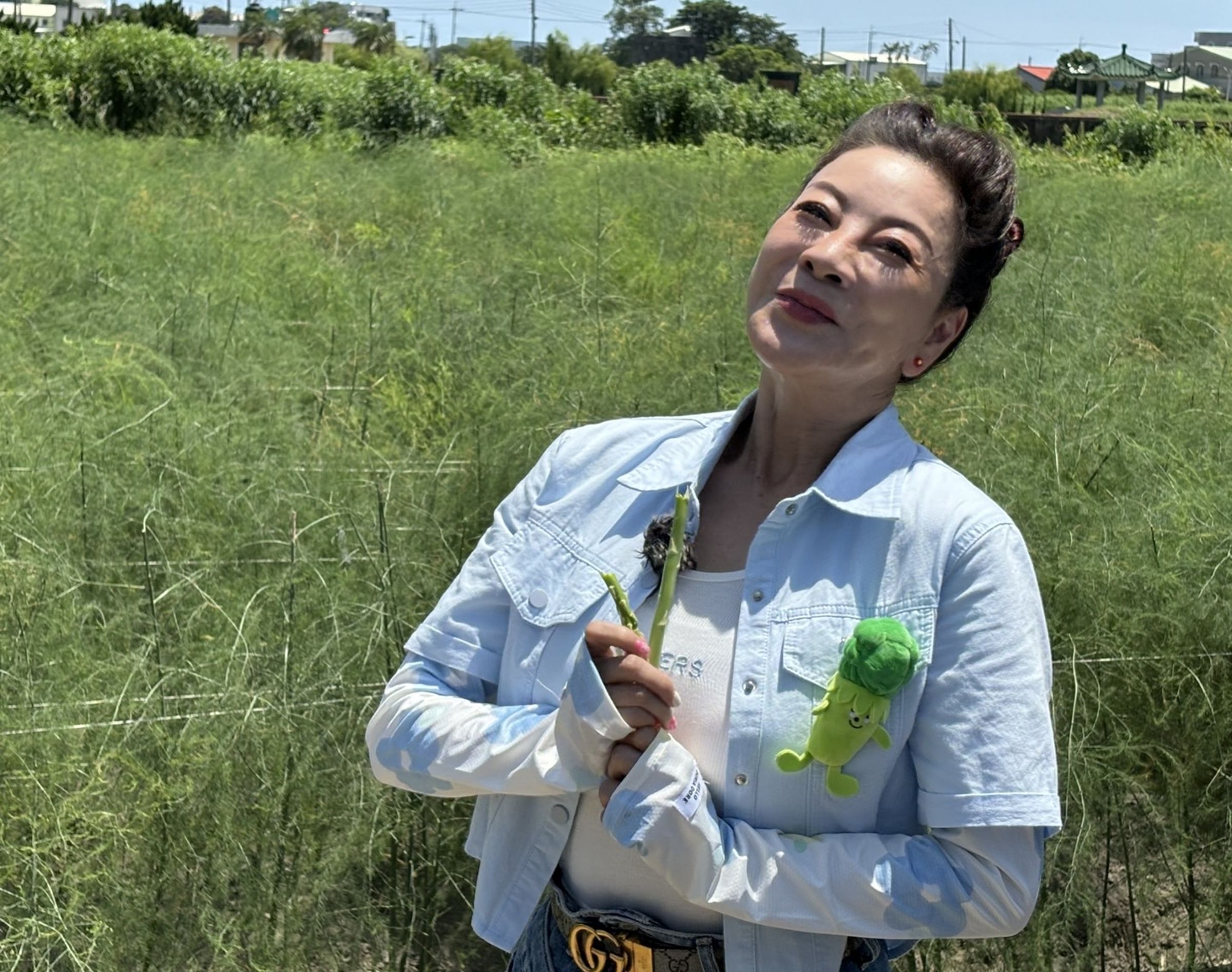 楊繡惠到台南出外景體驗當蘆筍達人。（民視提供）