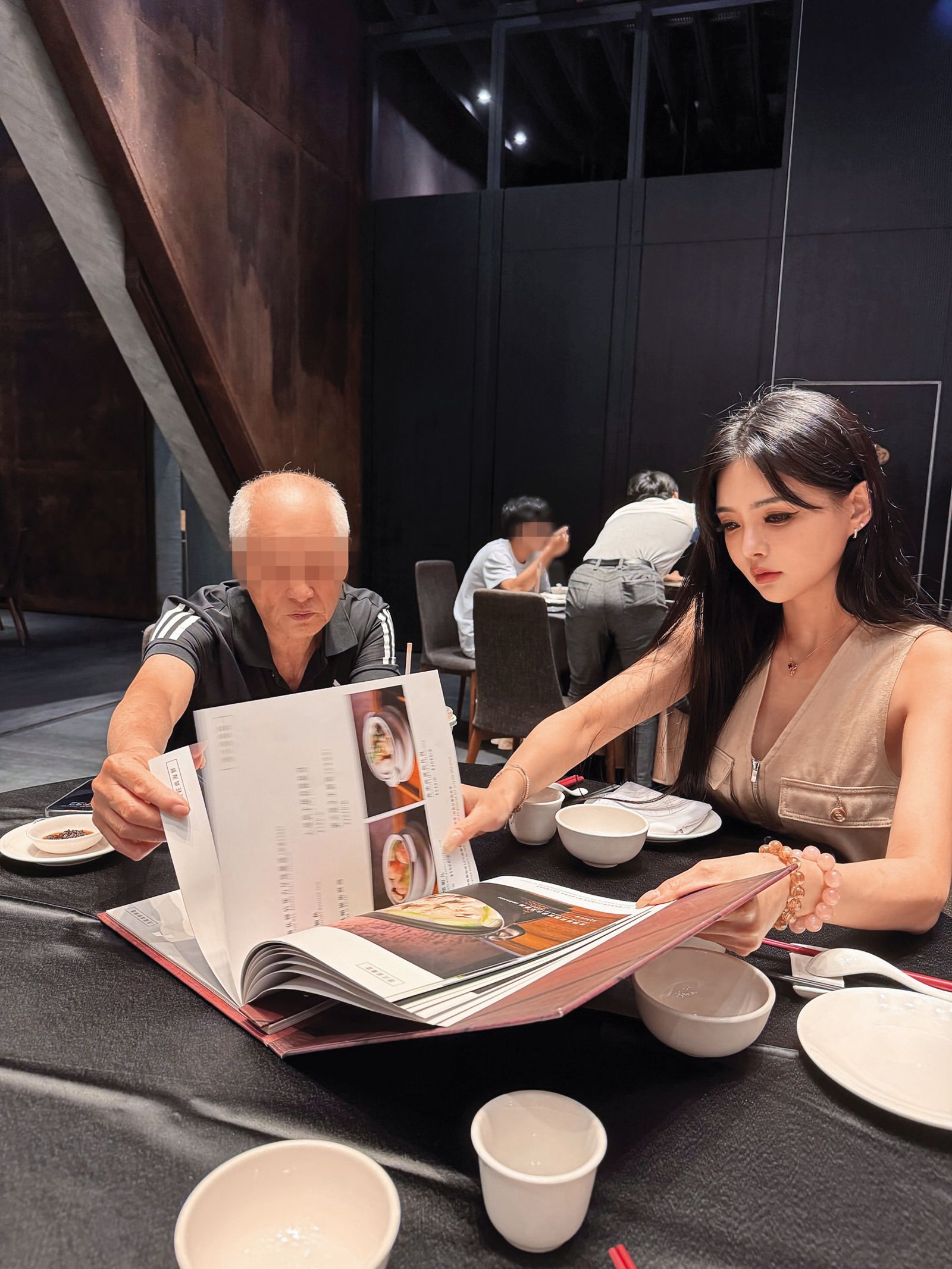 黃廉盈（右）和夏天倫鬧離婚時，父親（左）也曾出面調解。（翻攝自黃廉盈IG）