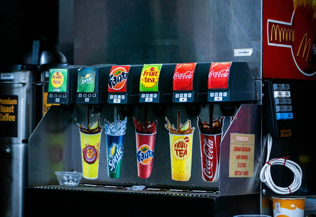 許多餐飲業者透露會定期清潔自助飲料機，但不少網友仍爆出不少不愉快的經驗。（示意圖，pexels）