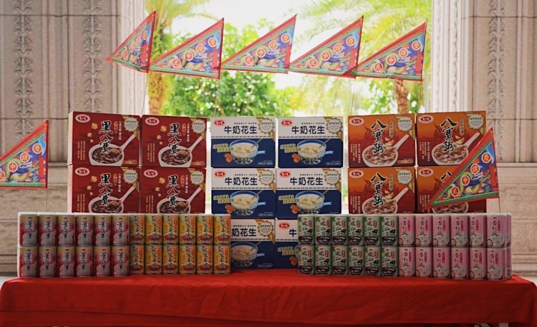 「中元普渡供桌整齊擺設，寓意誠心敬拜，品名帶來好兆頭 諸事順利。