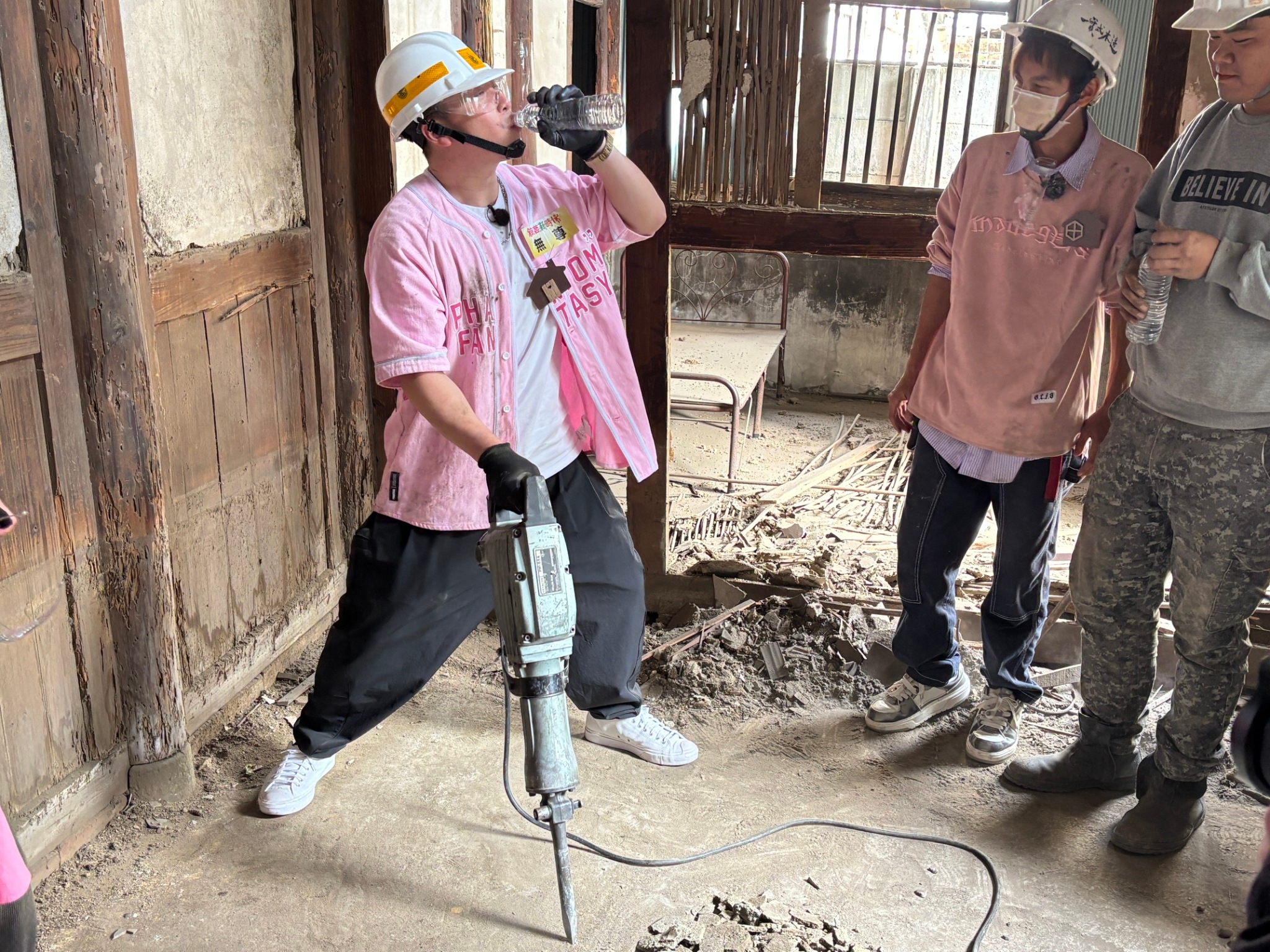 無尊、阿翔錄影體驗拆房。（民視提供）