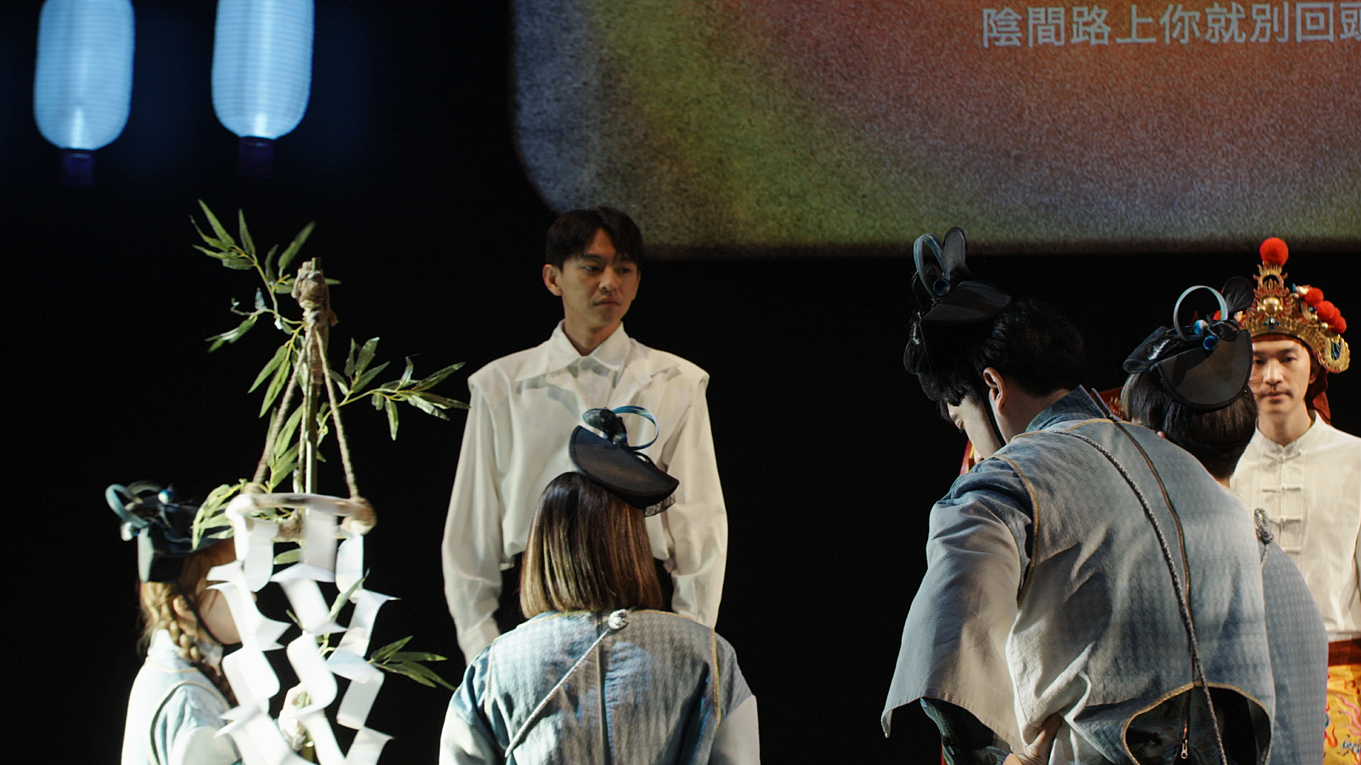 由於長度縮短，需增加薛定洲（後排左）飾演的英文說書人一角，讓西方觀眾了解故事樣貌。（躍演提供，Jeff Yu攝影）