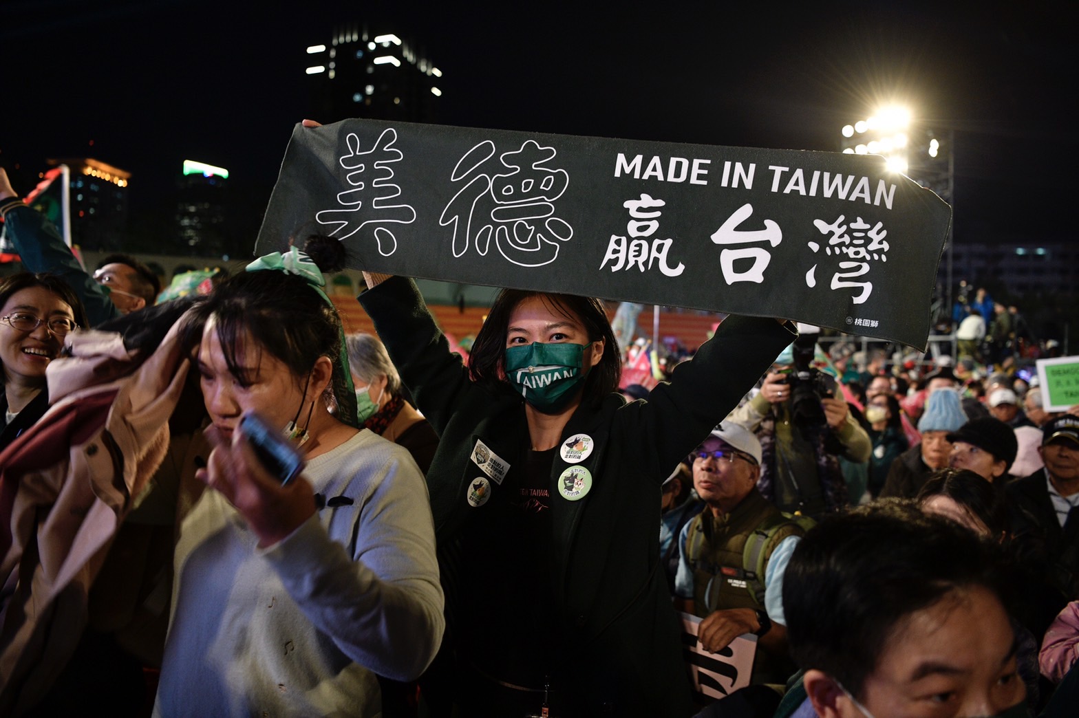 支持者舉著「美德贏台灣」表達支持民進黨的決心。