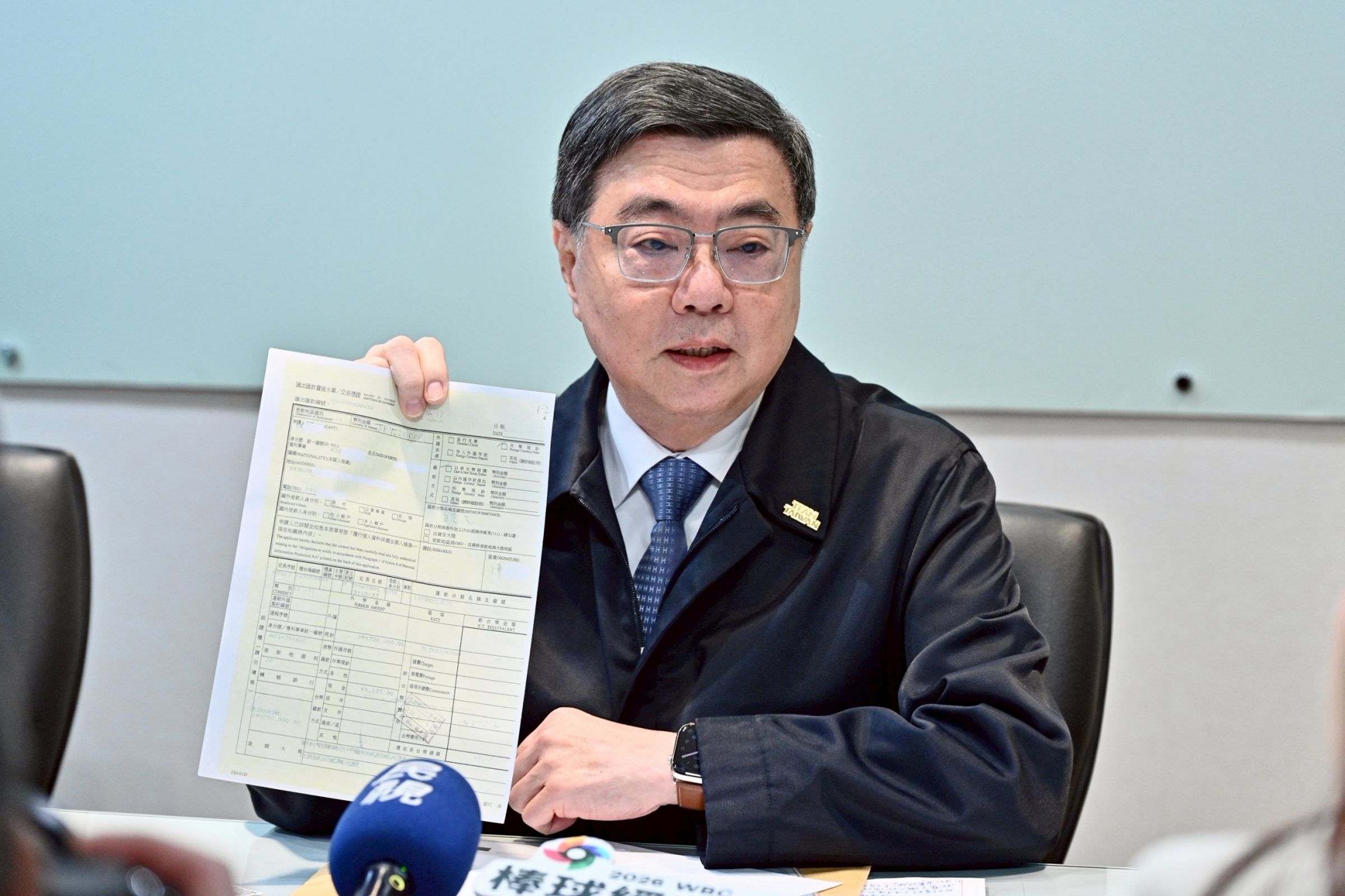 卓榮泰日前秀出赴日單據。(行政院提供)