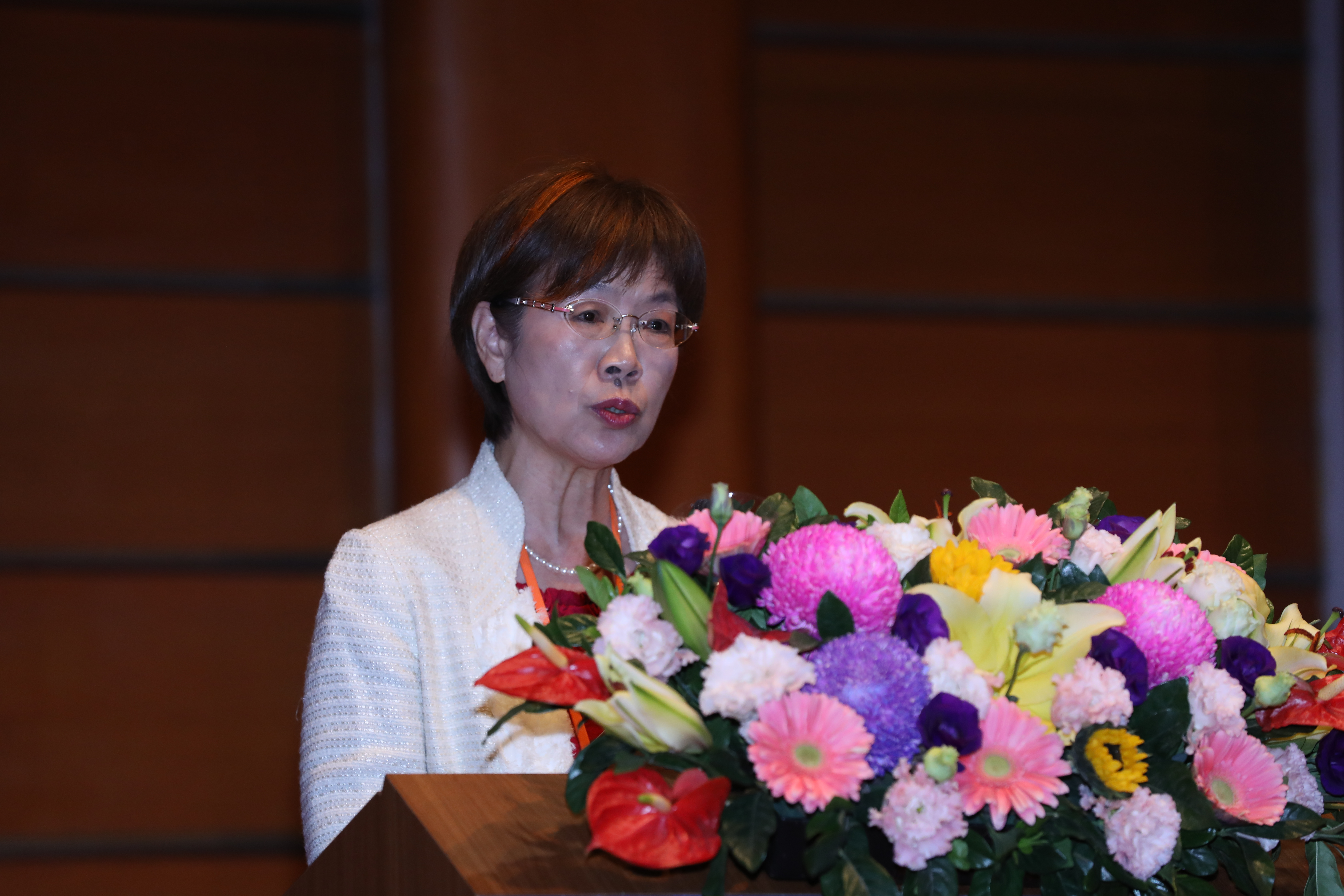 全國律師聯合會理事長尤美女表示，政府已制定《人工智慧科研發發展指引》，有助於減少運用AI所帶來的負面影響。