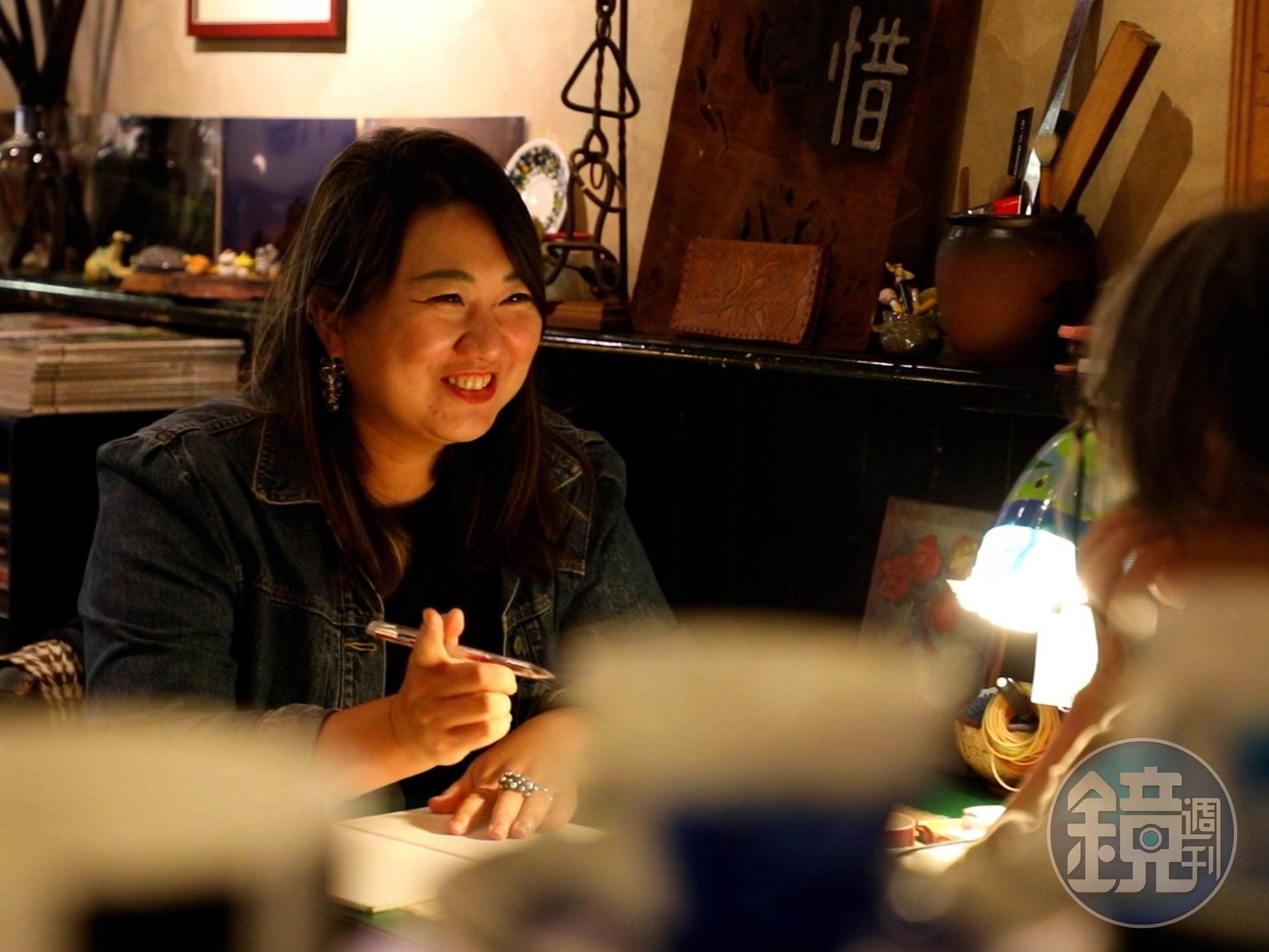 飲食作家毛奇曾在台北市場美食競賽「天下第一攤」擔任評審，「北投齊雞」的燻雞讓她印象深刻。