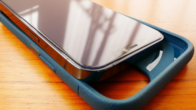 醫師提醒挑選手機殼可別大意，選錯材質恐暗藏毒物。（示意圖，photoAC）