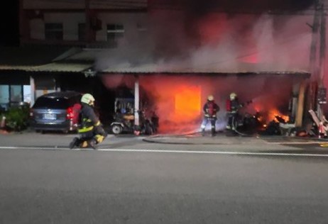 這處鐵皮屋的第2次火警火勢猛烈，火海把整個鐵皮屋都吞沒。（翻攝畫面）