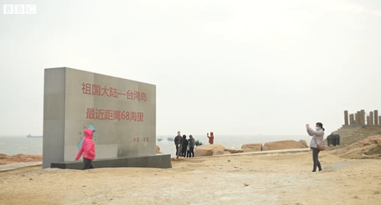 BBC看中共對待台灣大選「胡蘿蔔加大棒」。（翻自BBC畫面）