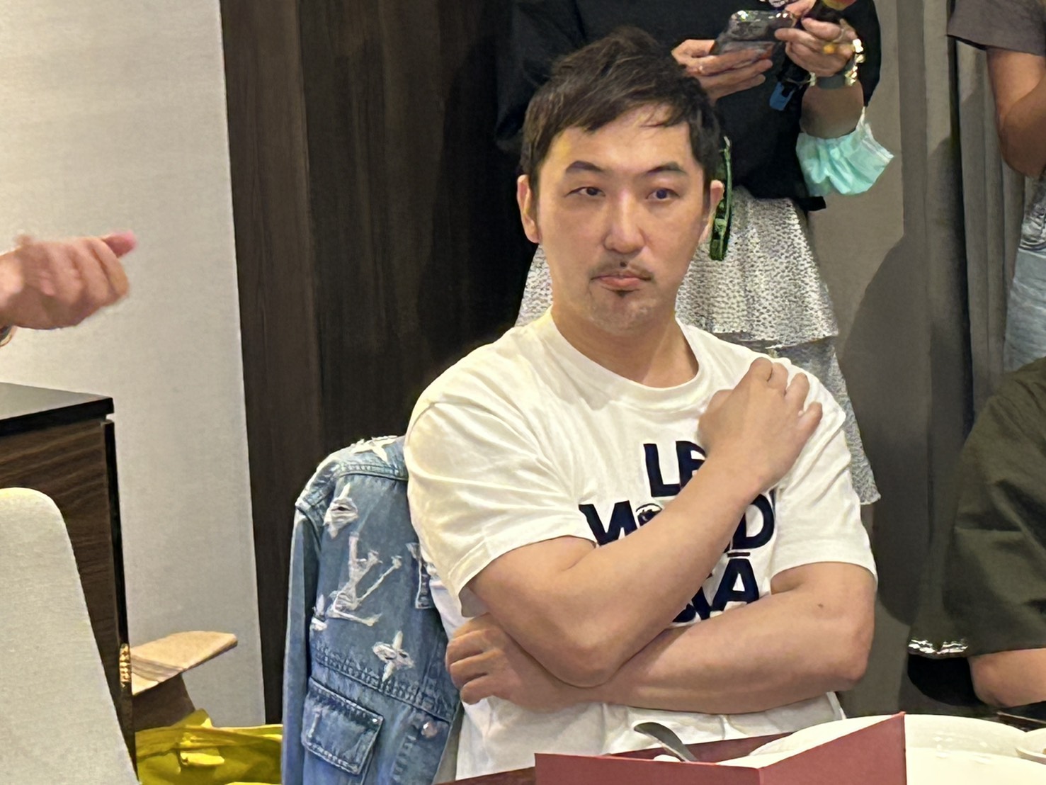 李進良經營醫美診所遭控重複使用探頭，對此他出席媒體餐敘喊冤。