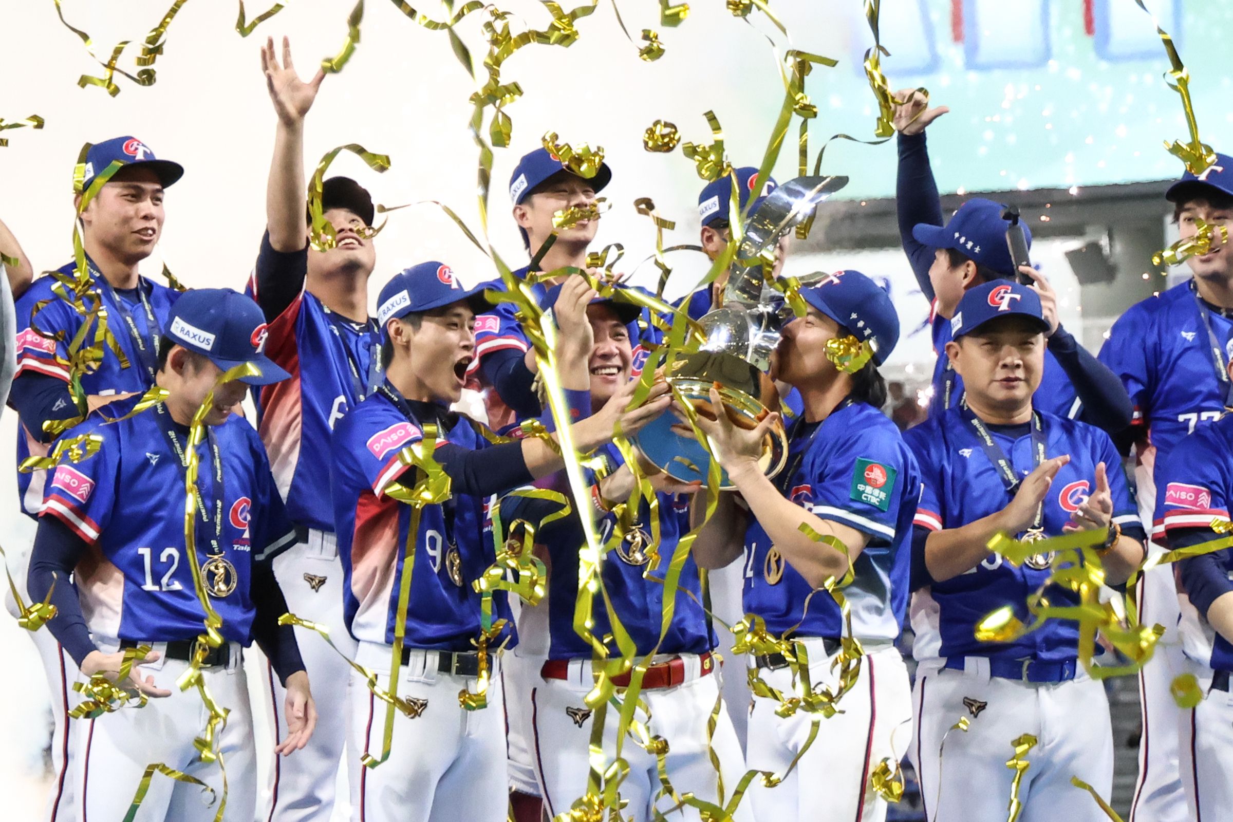 昨晚的12強冠軍賽台日大戰,台灣隊以4比0完勝日本,不僅全員落下英雄淚,國人也感動得哭了。(中華棒協提供)