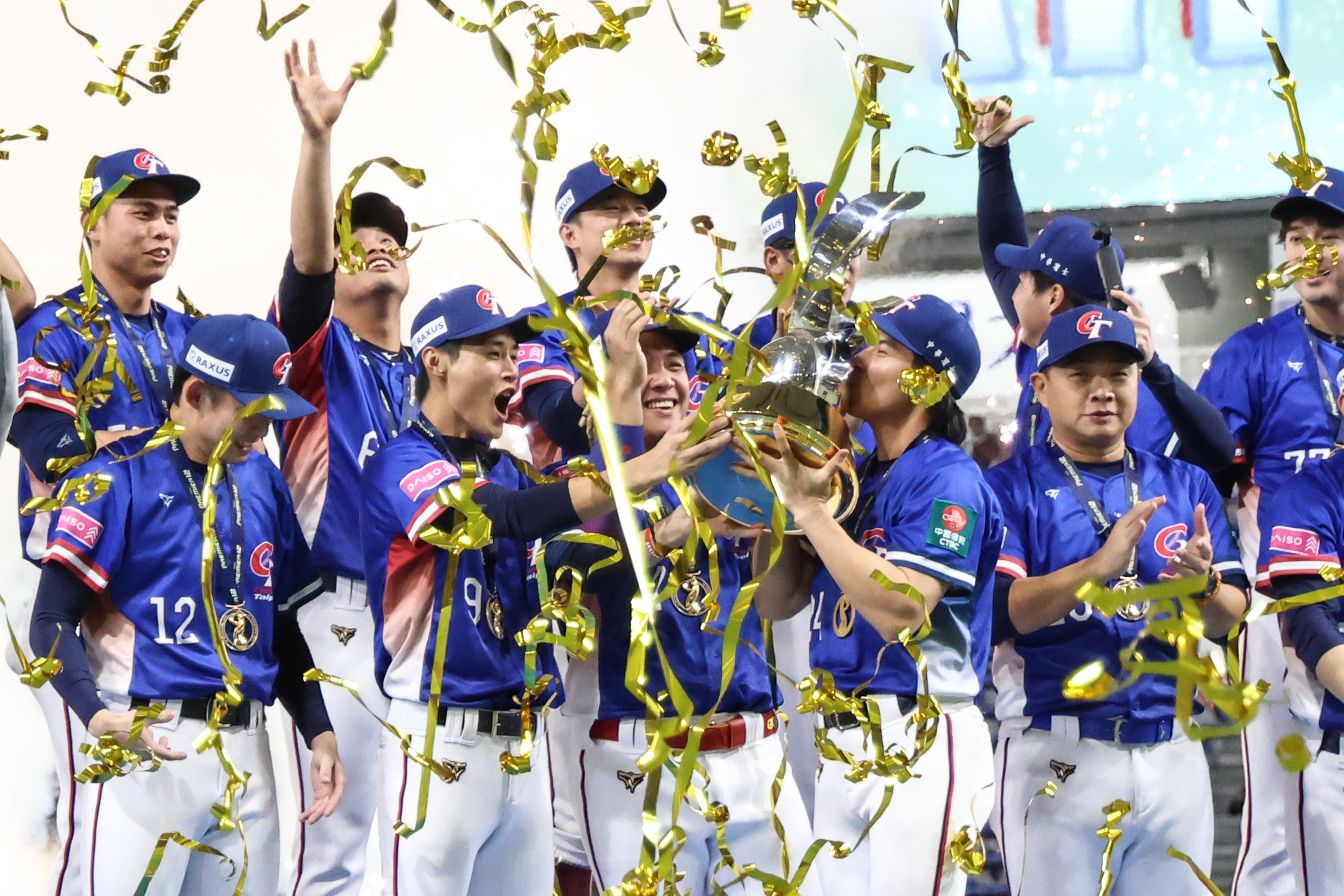 昨晚的12強冠軍賽台日大戰，台灣隊以4比0完勝日本，不僅全員落下英雄淚，國人也感動得哭了。（中華棒協提供）