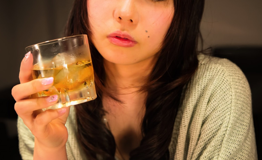 一名酒店小姐手腕了得，半年內就從人夫身上搾取百萬。（示意圖，Pakutaso）