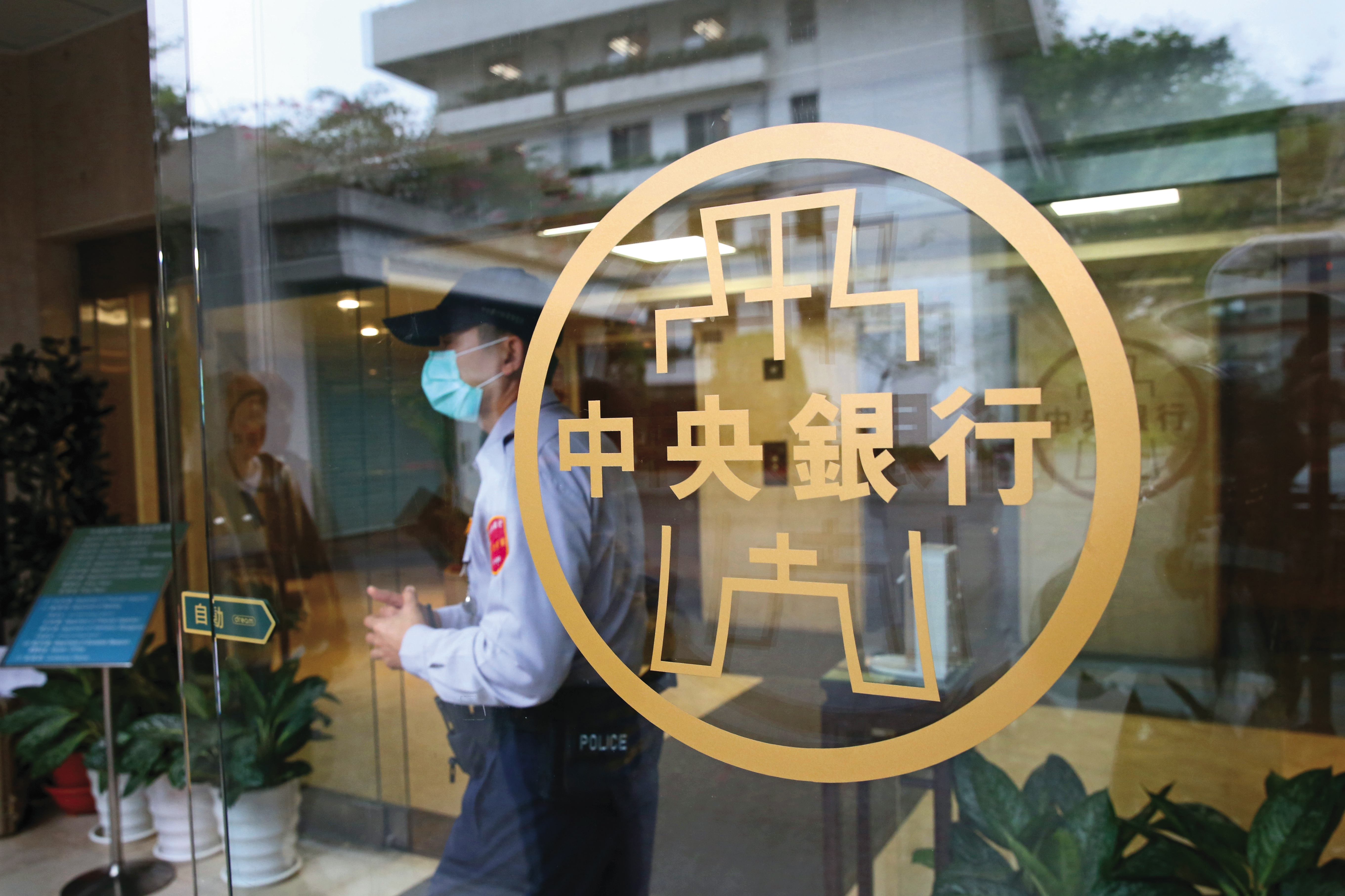 央行總裁楊金龍反對提撥外匯存底，強調應為主權基金另外籌措資金。