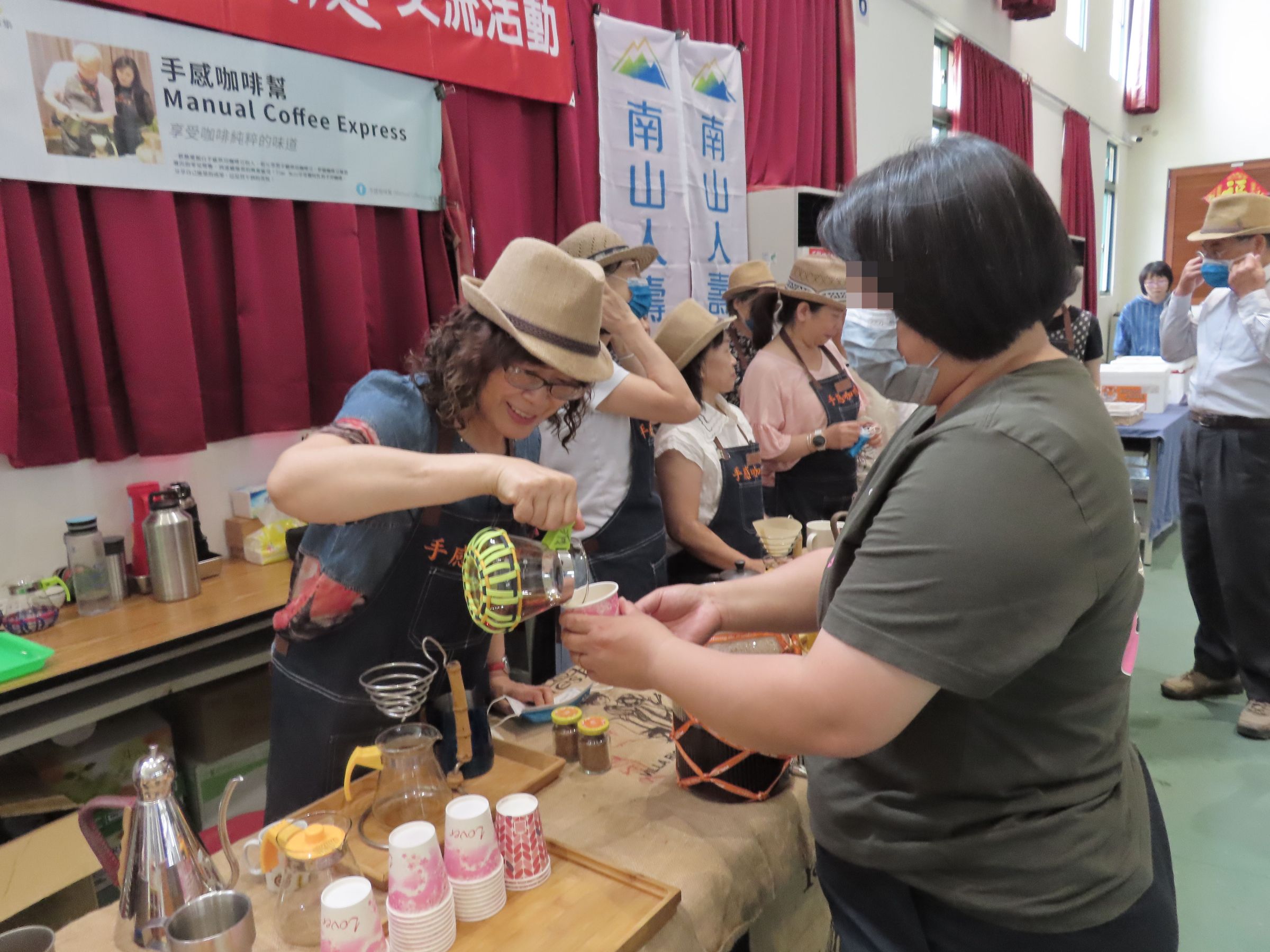 台中女監結合南山人壽、手感咖啡幫等公益夥伴共築社會支持網。(台中女監提供)