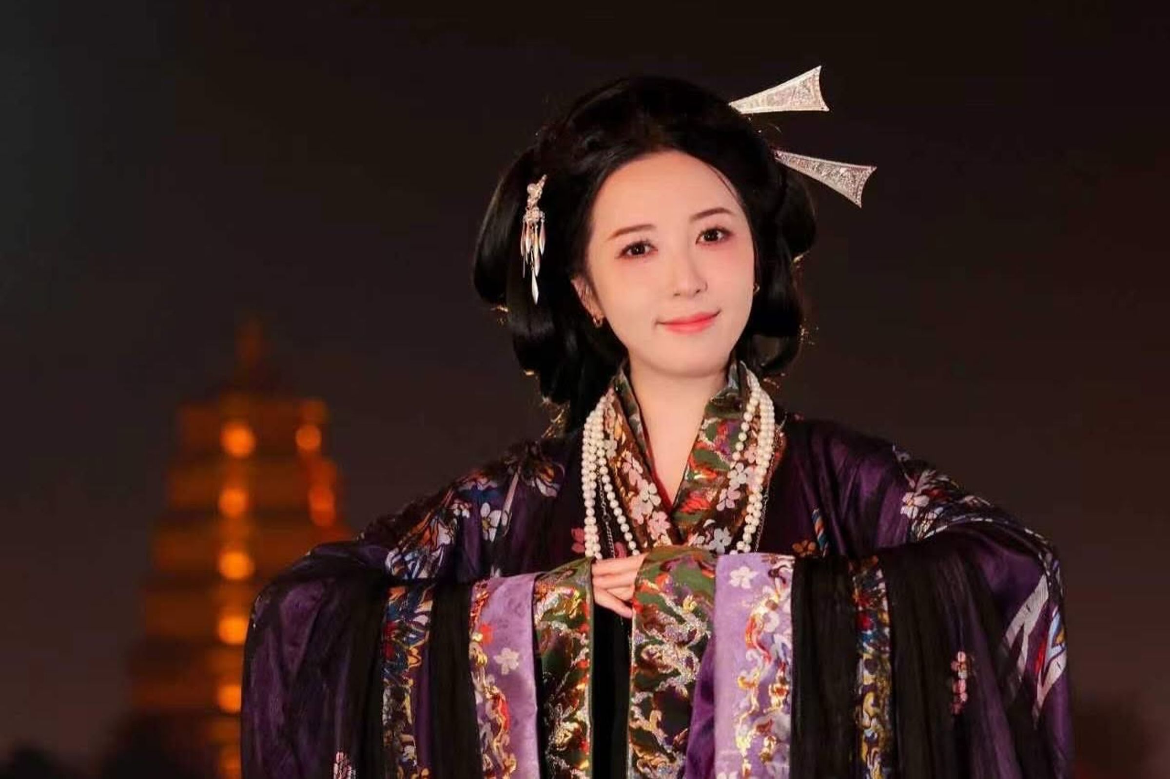 台灣女星五熊,疑似對日本國寶潑油,遭到逮補。不過目前經紀公司尚未證實,五熊本人也遲遲未出面回應。(翻攝自臉書蔡頤榛)