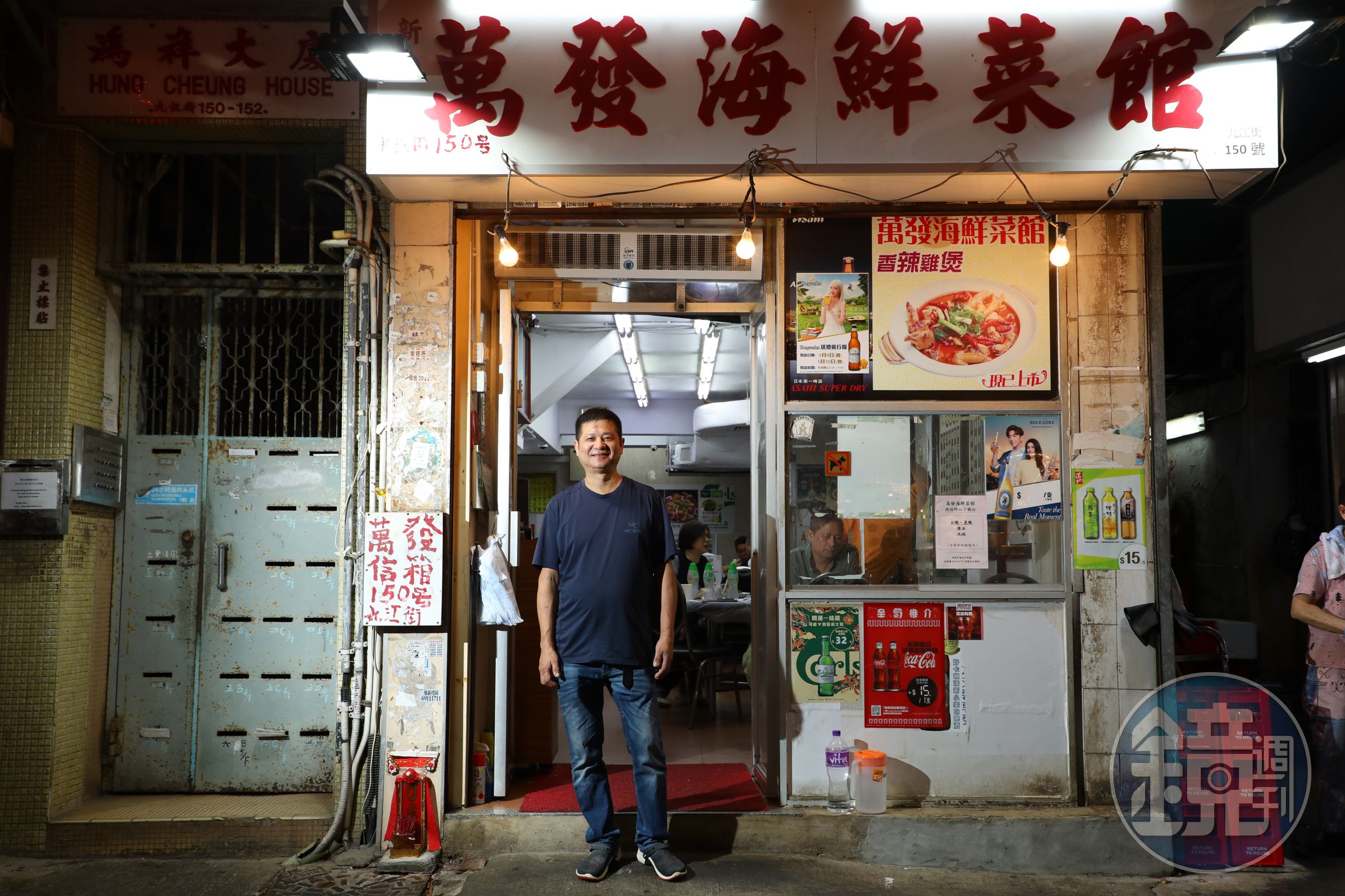 爐頭廚師出身的萬發老闆陳錦明，年輕時的兩道創作都成為大排檔的經典菜。