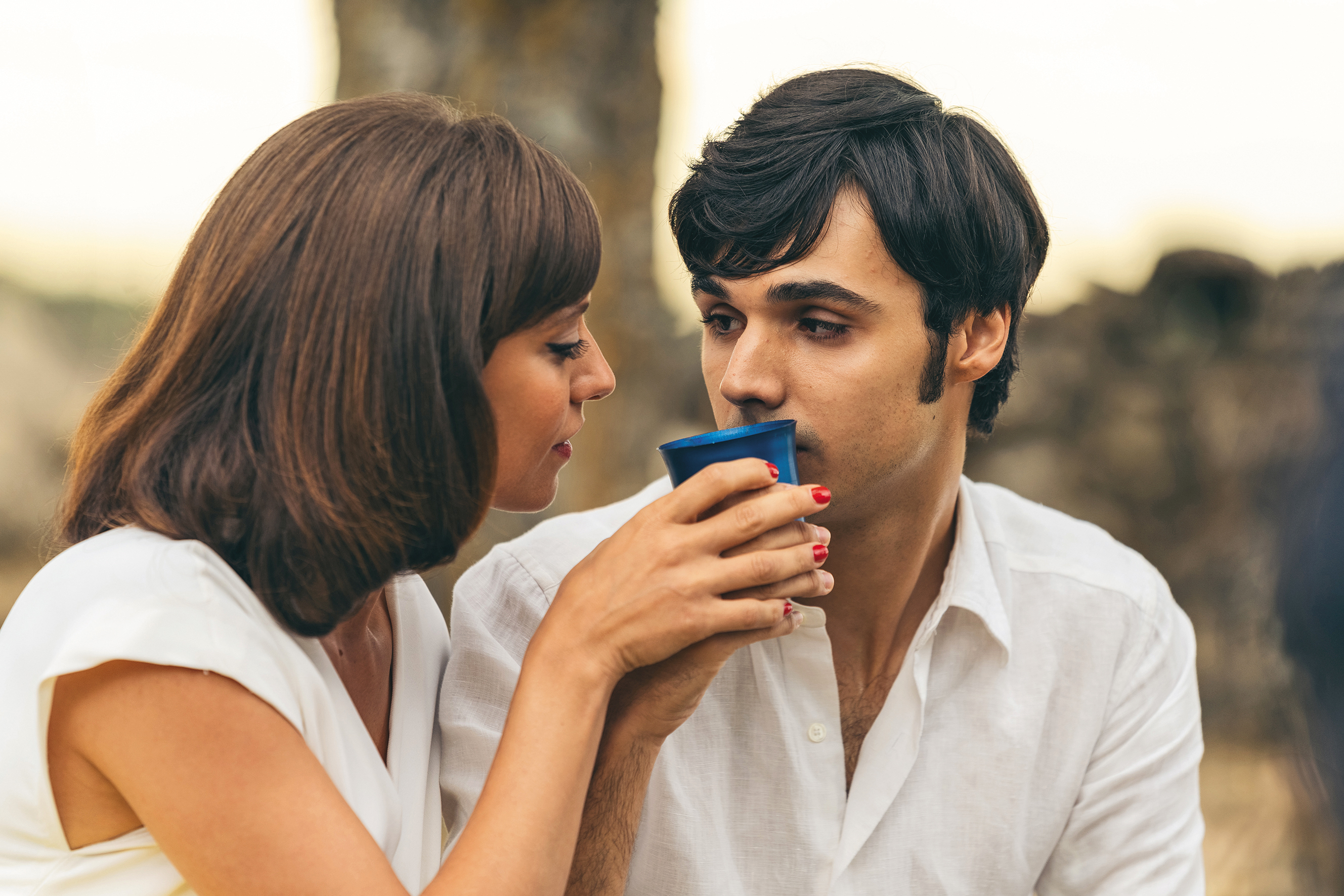 珠寶設計師二度穿越回過往,闡述了一段「對的人在錯的時間相遇」而無法走在一起的故事。(聯影提供)