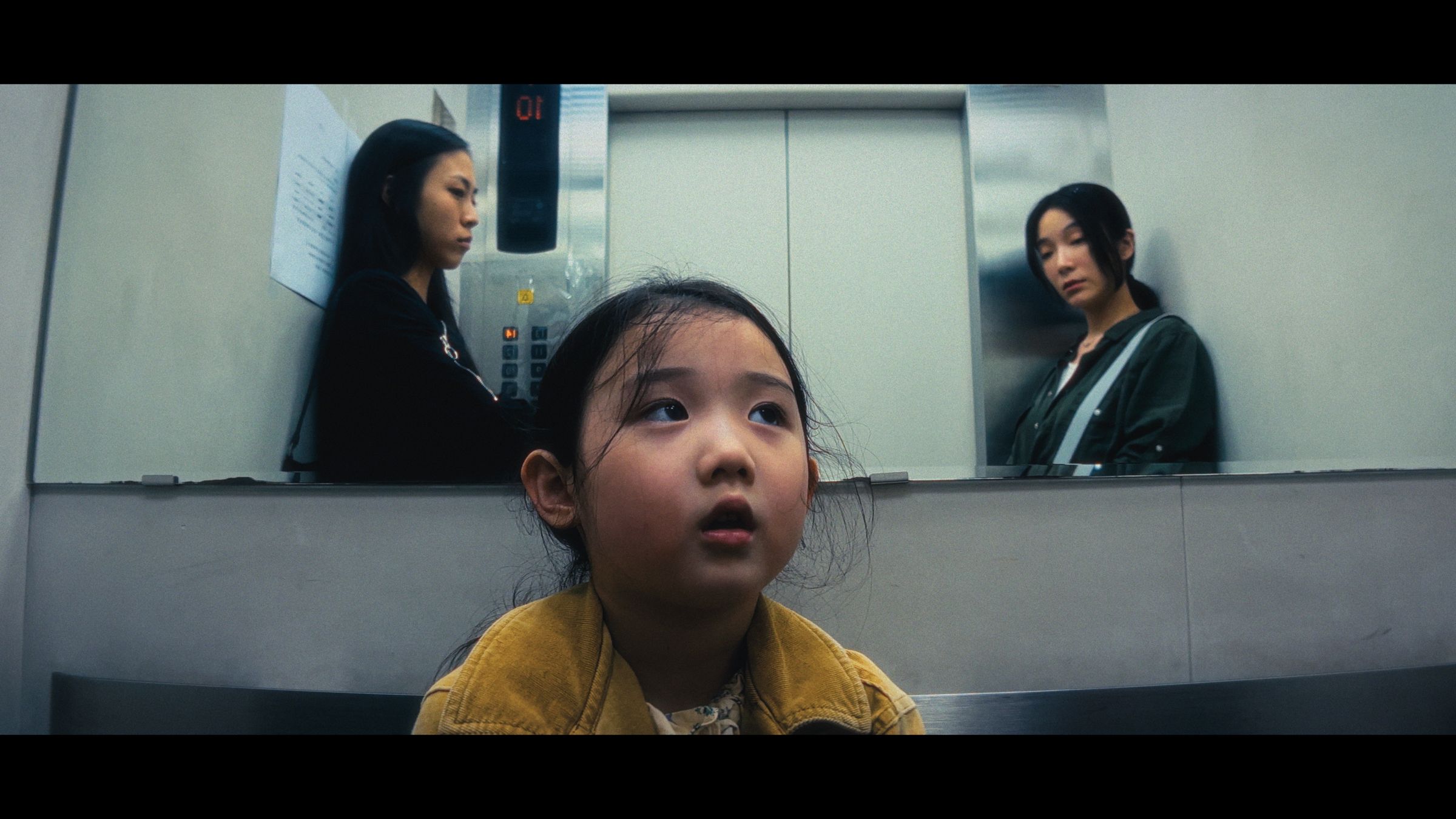 馬士媛（左起）、葉子綺、蔡淑臻在片中飾演母女，單親媽媽帶著2個女兒在夜市討生活。（光年映畫提供）